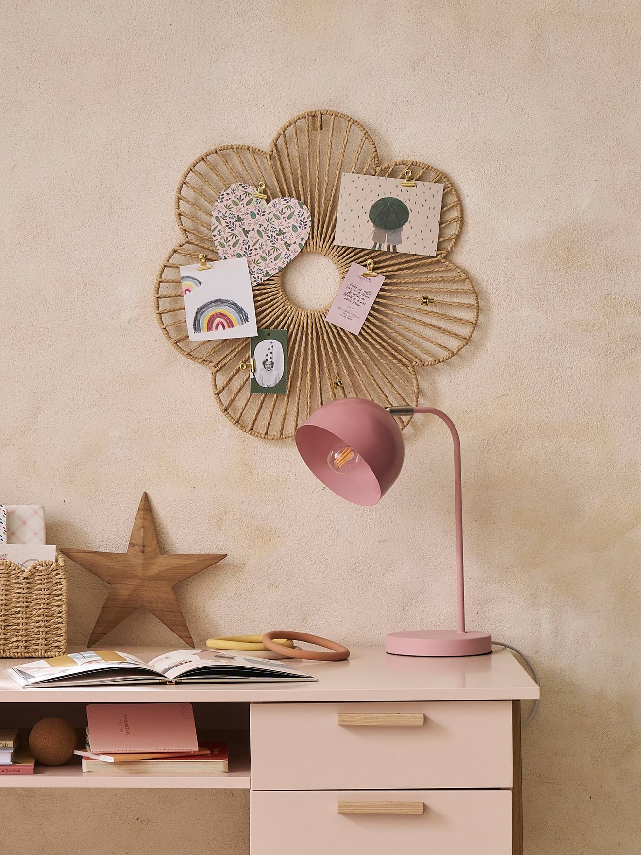 Collage van bloemen van papierkoord beige