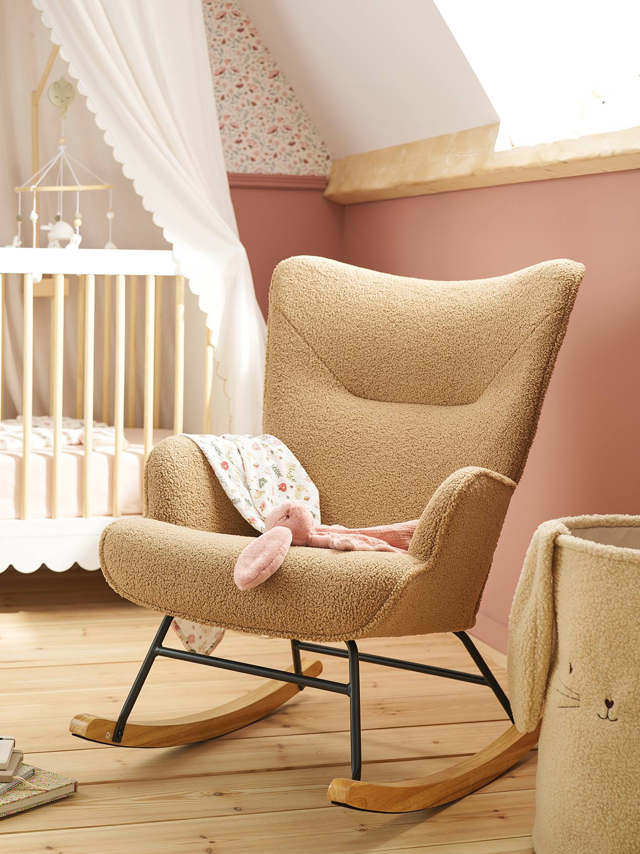 Borstvoedingsstoel met schommelzitting van bouclettestof mokka