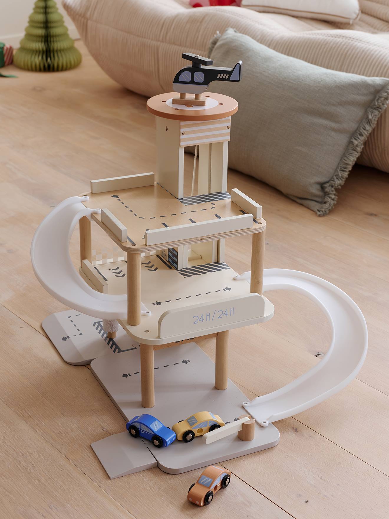 Garage met 3 verdiepingen en lift van FSC®-hout wit