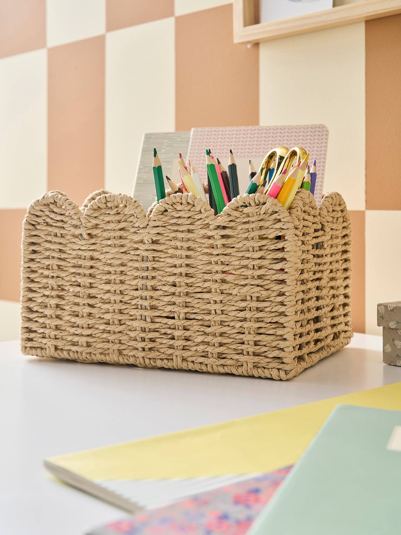 Essentiële decoratie: potloodhouder met geschulpte rand beige