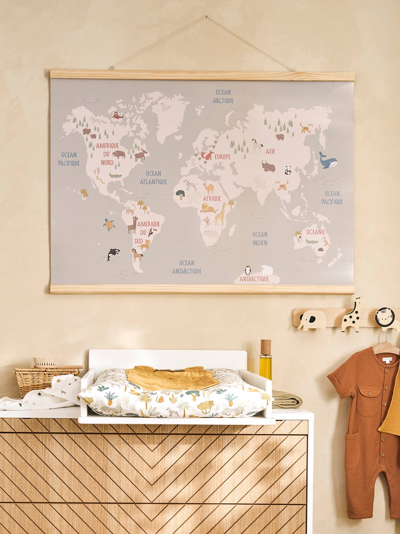Muurkaart wereldkaart dieren hout afbeelding 1