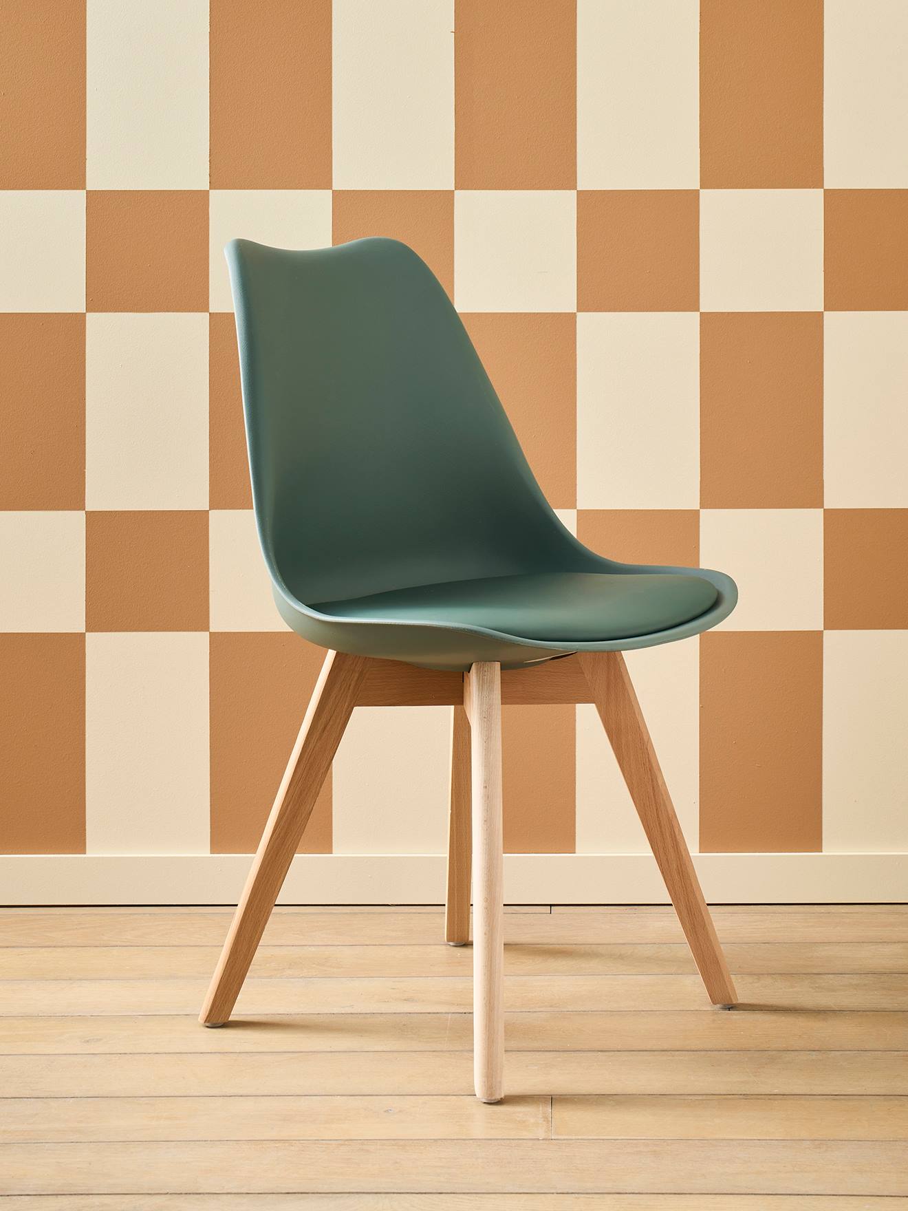 Scandinavische stoel voor basisschoolkinderen groen