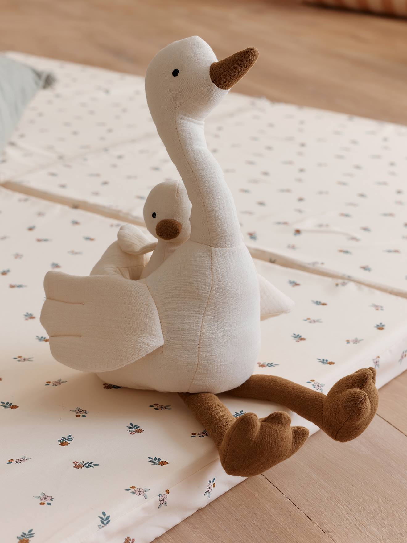 Pluchen moedergans en haar baby wit