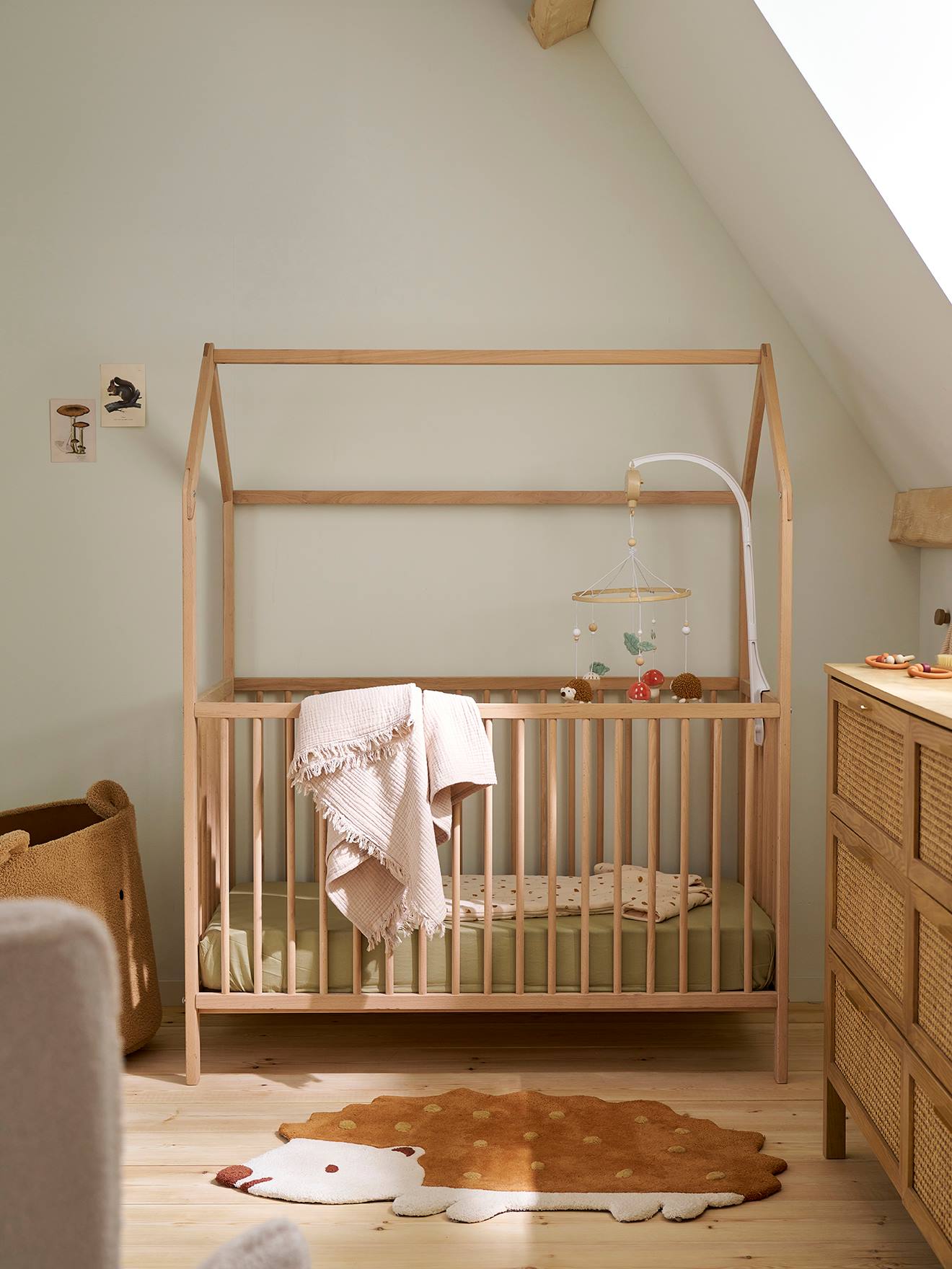 Babybed in de vorm van een hut hout