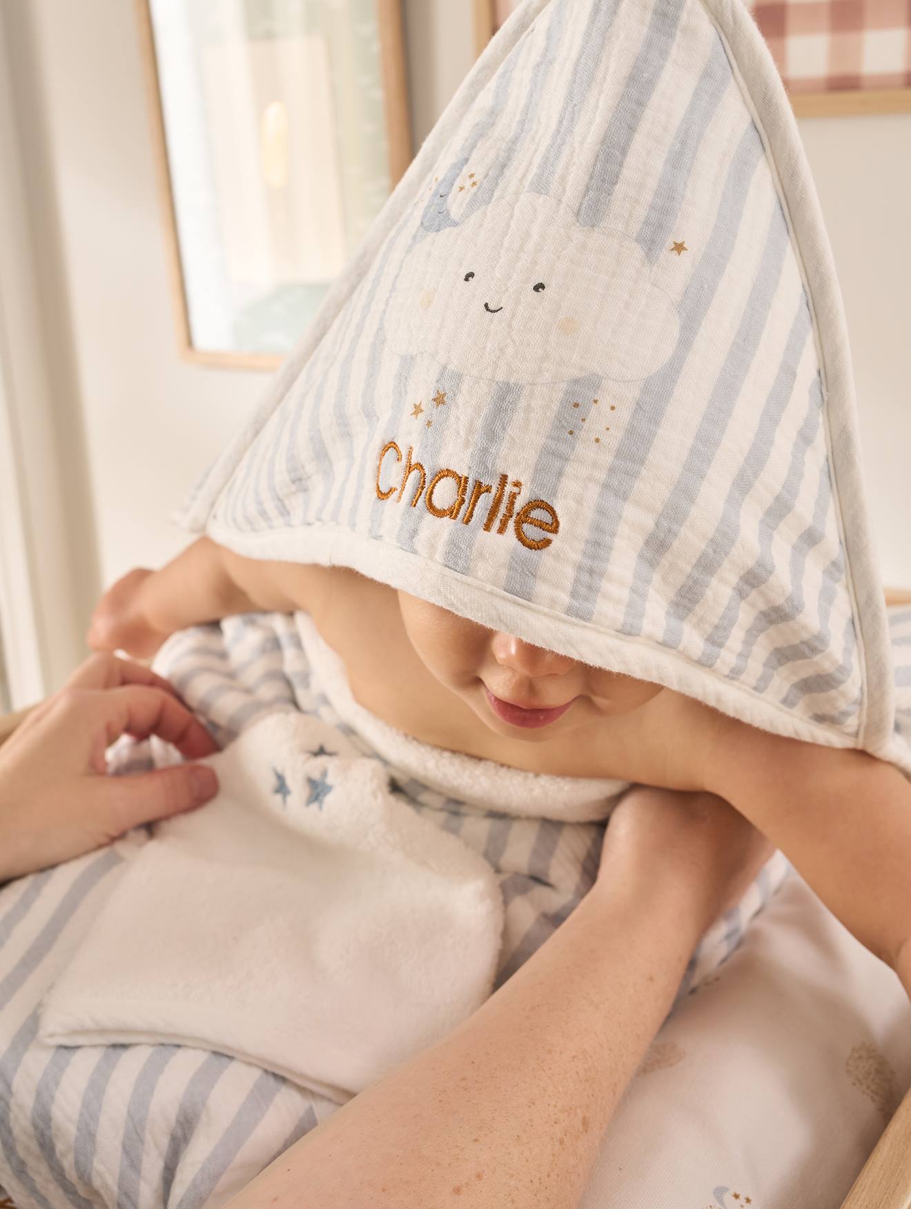 Personaliseerbare badcape + washandje IN DE WOLKEN blauw, gestreept