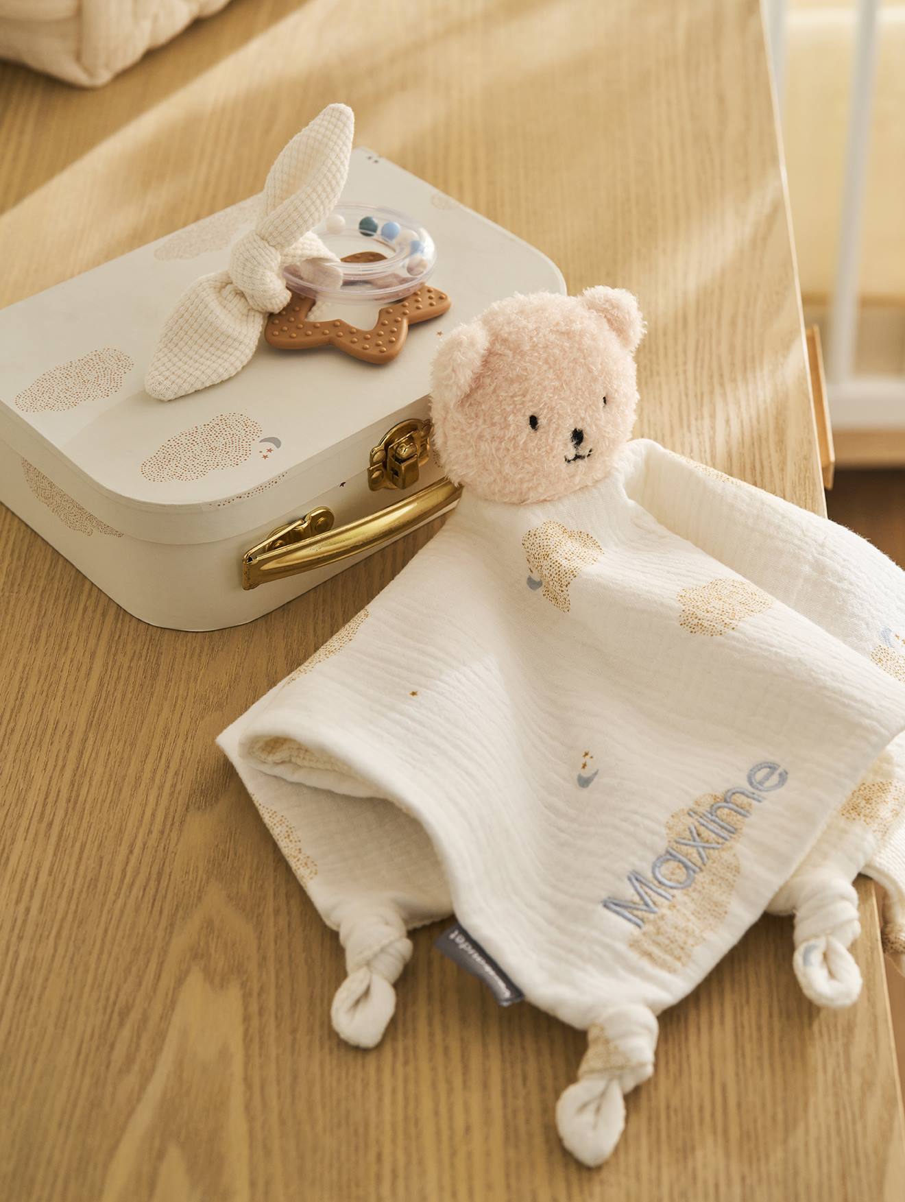 Gepersonaliseerde knuffels en rammelaar met koffer NUAGE wit