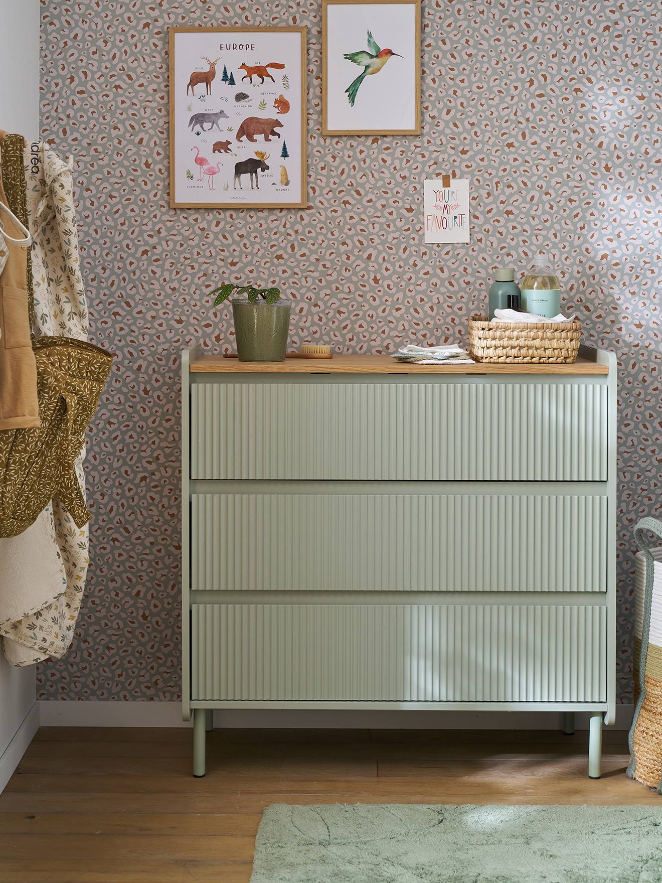 Houten commode met gegroefde laden groen