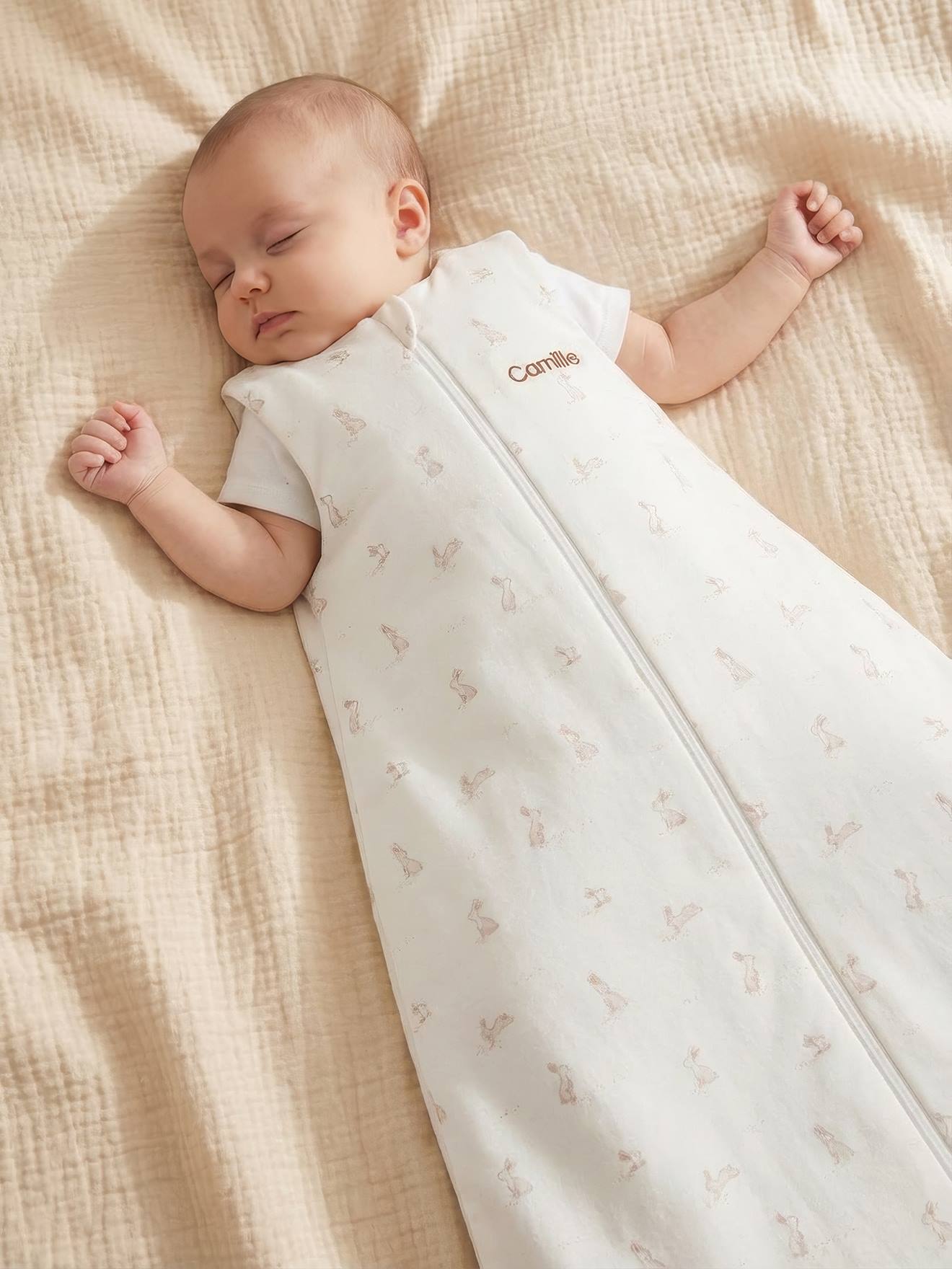 Mouwloze, aanpasbare trappelzak met centrale opening bio KONIJN AOP wit, bedrukt