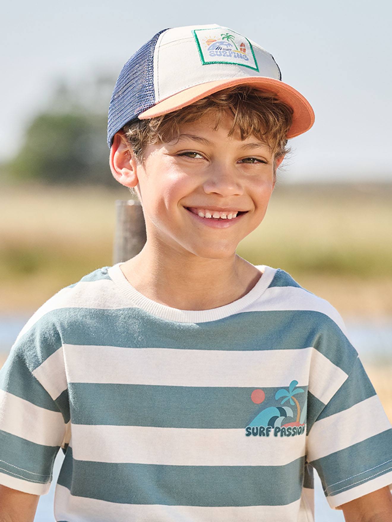 T-shirt jongen met brede strepen en borstmotief groen, gestreept