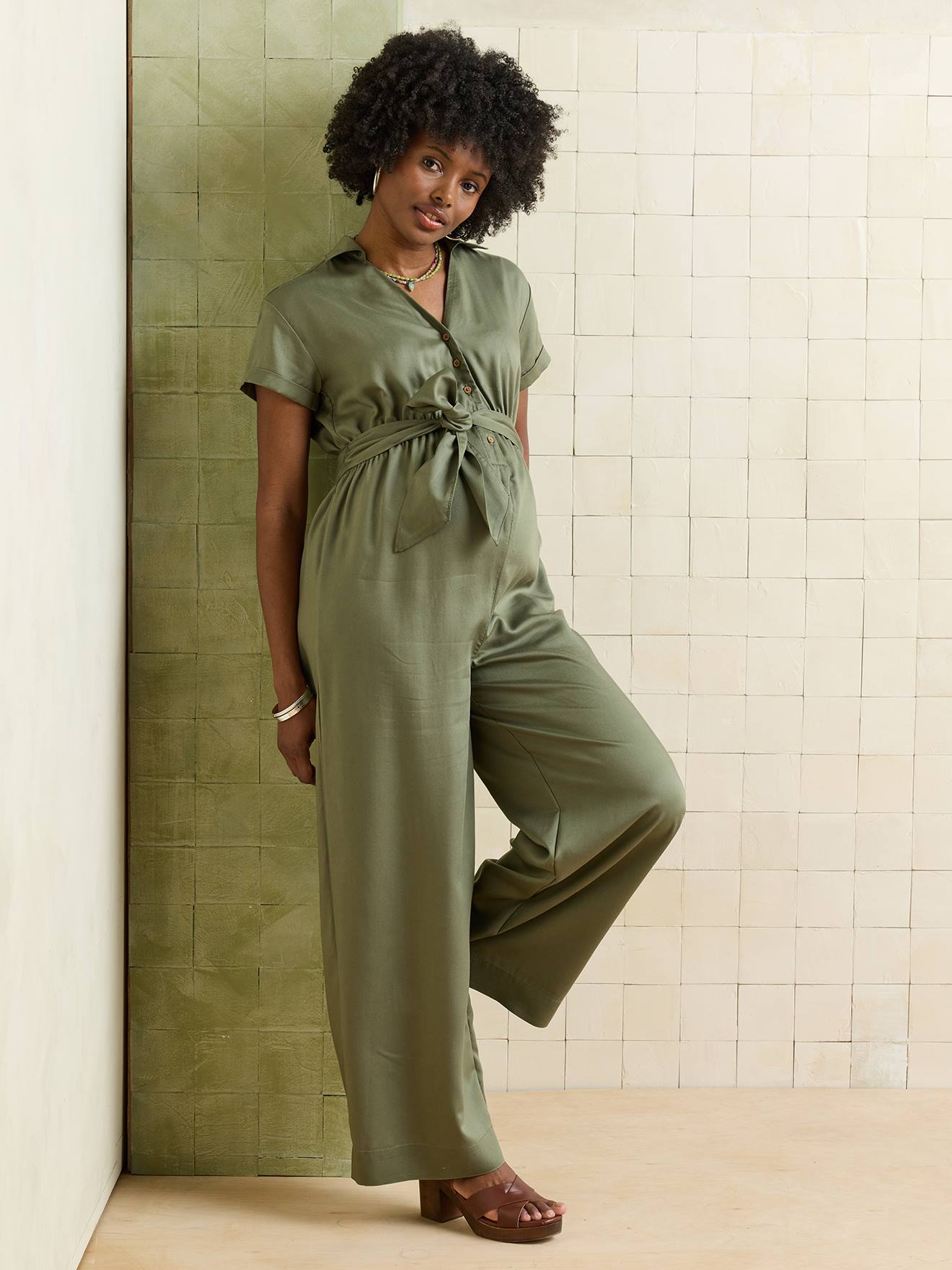 Ruime jumpsuit met korte mouwen voor zwangerschap en borstvoeding in lyocell olijf