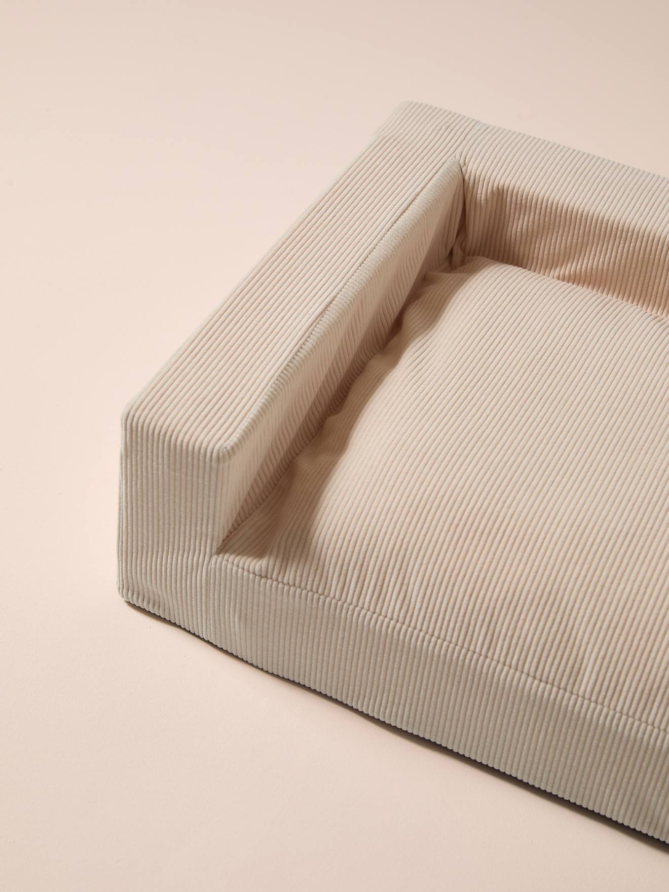 Middelgrote hondensofa van ribfluweel / velours ecru