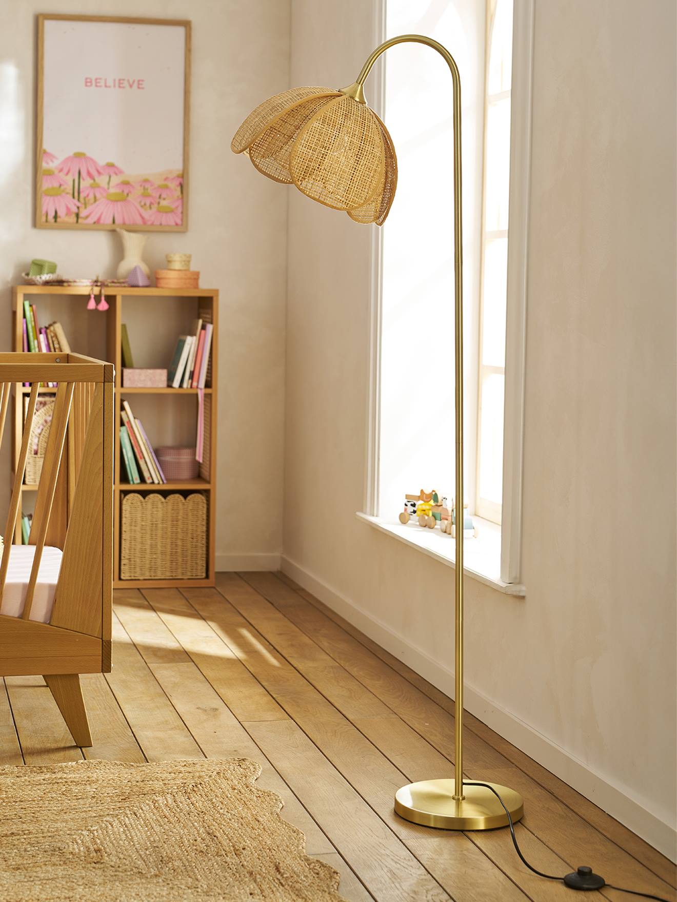 Rotan bloem metalen vloerlamp goud