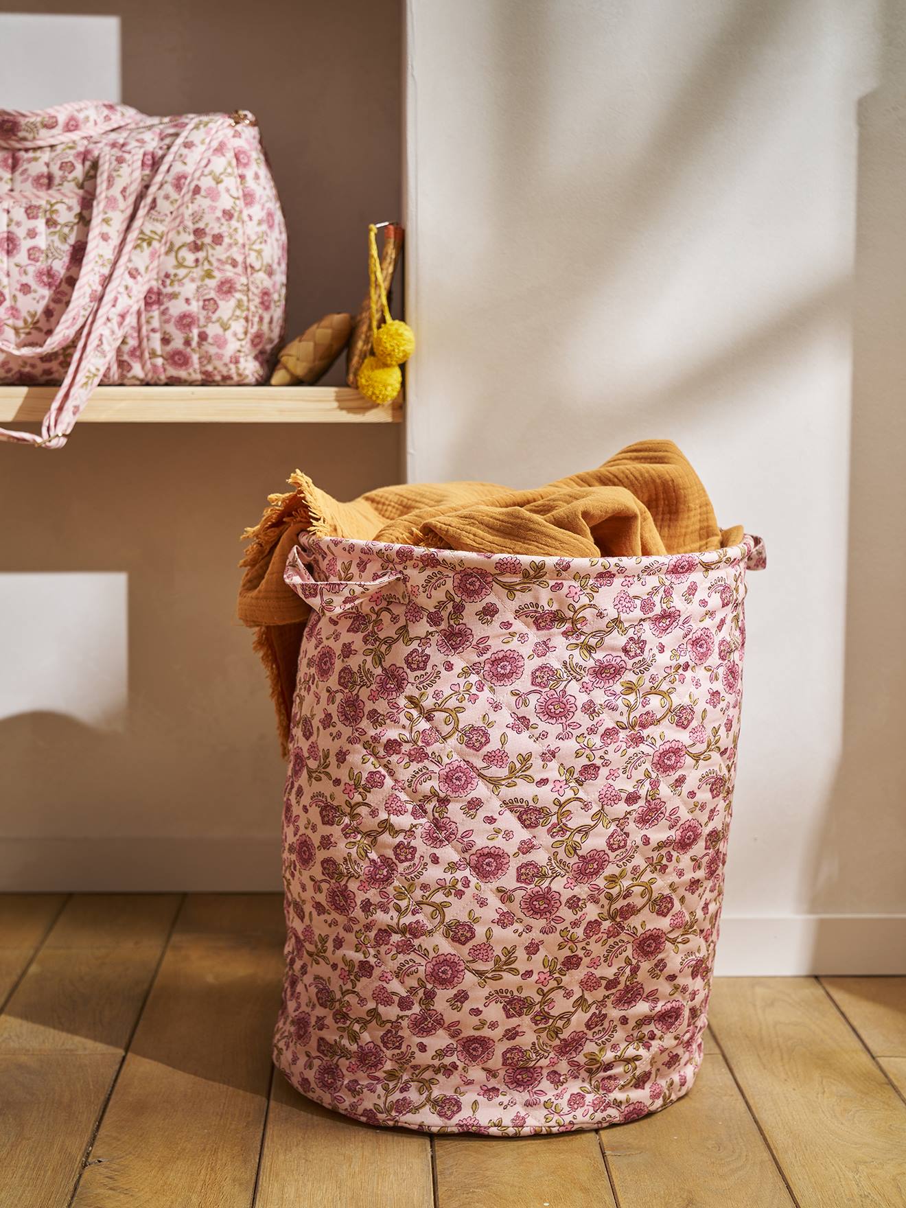 Gequilte mand met bloemenprint rozen
