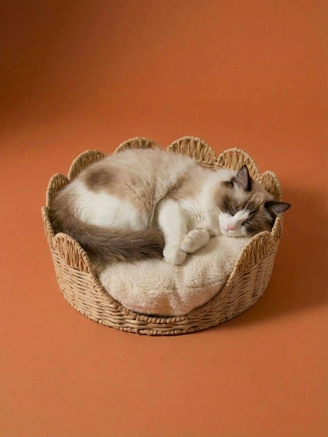 Dierenmand met geschulpte rand en sherpa kussen beige