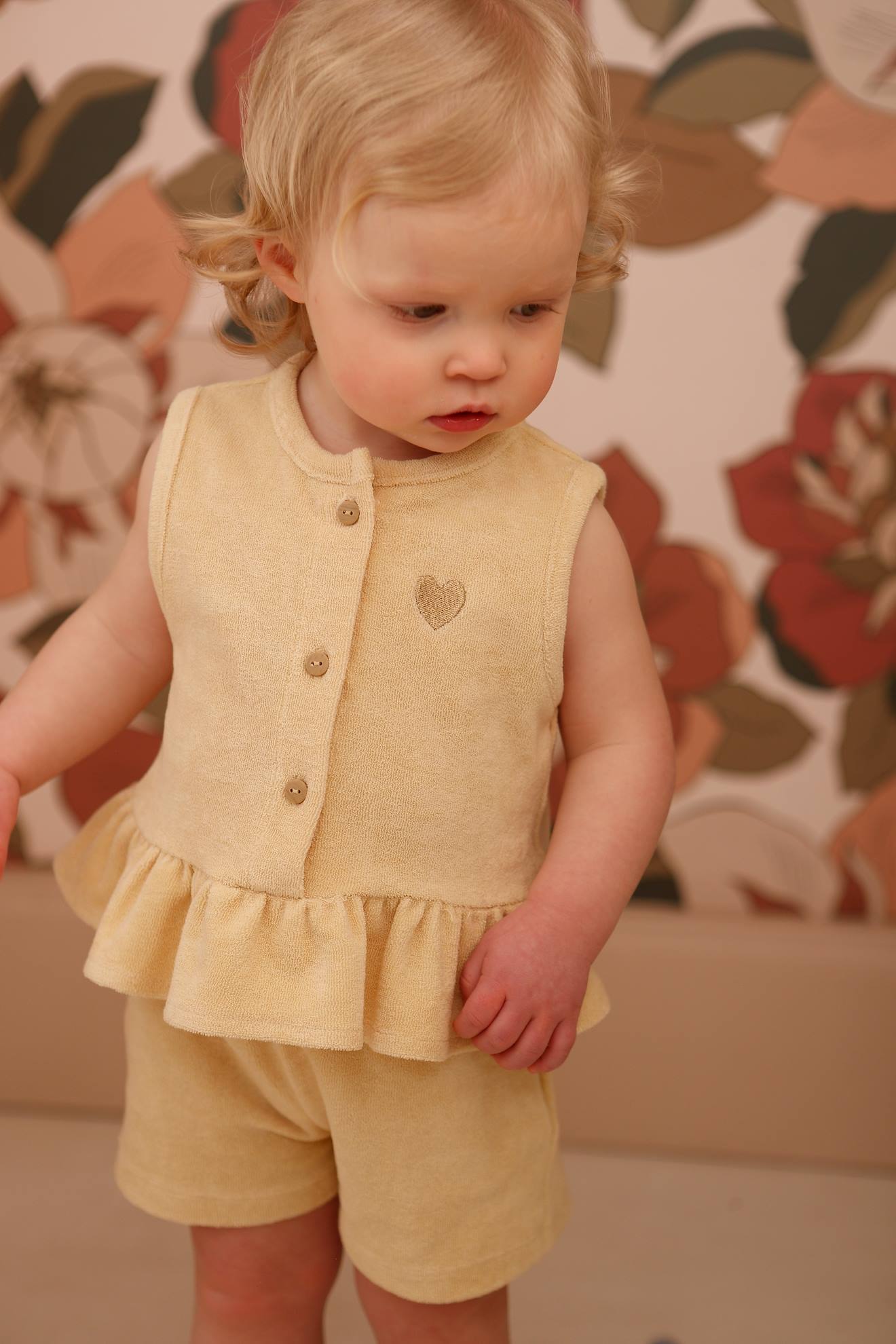 Babyset met top en short lichtgeel