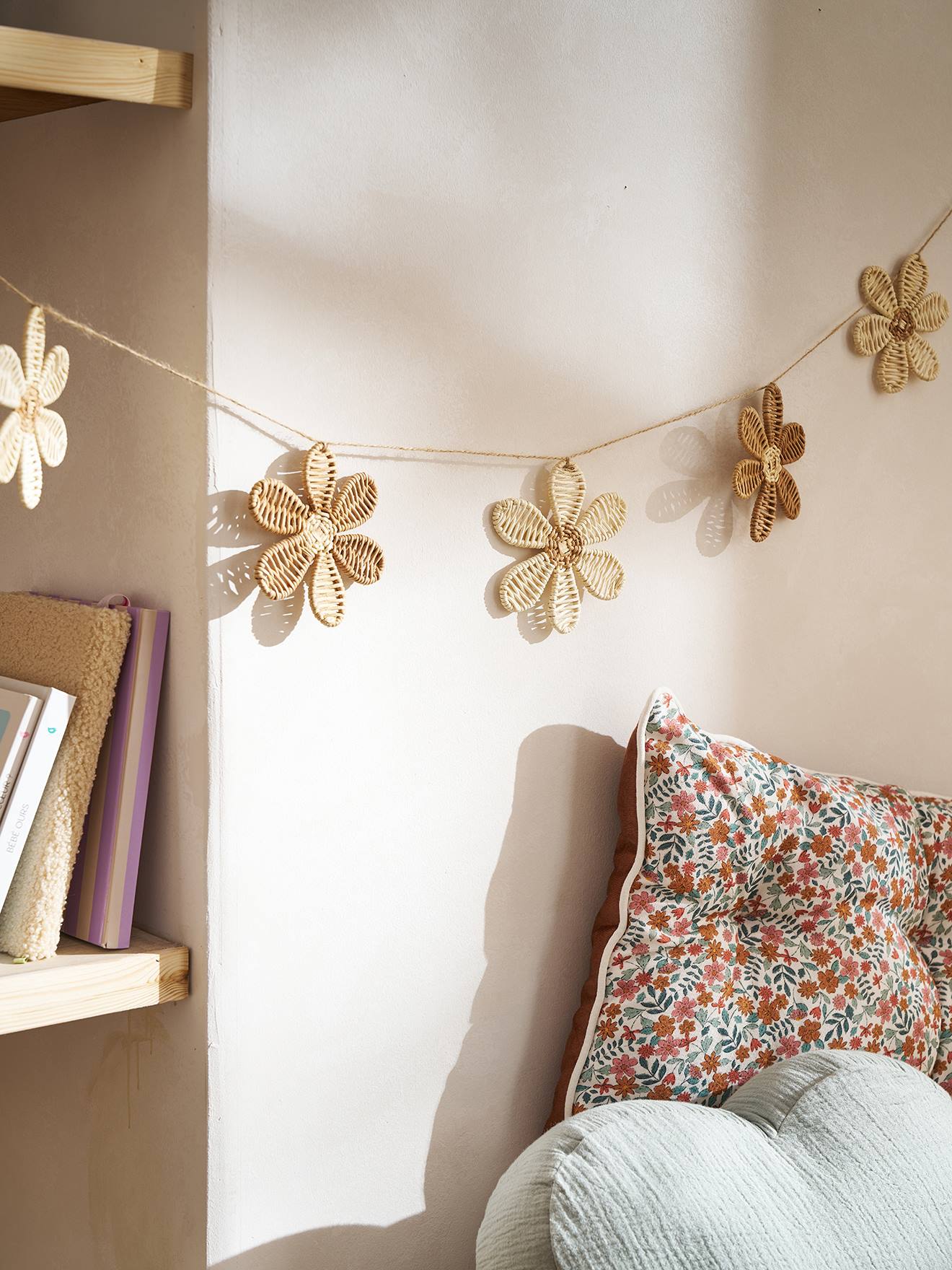 Slinger bloemen rotan beige