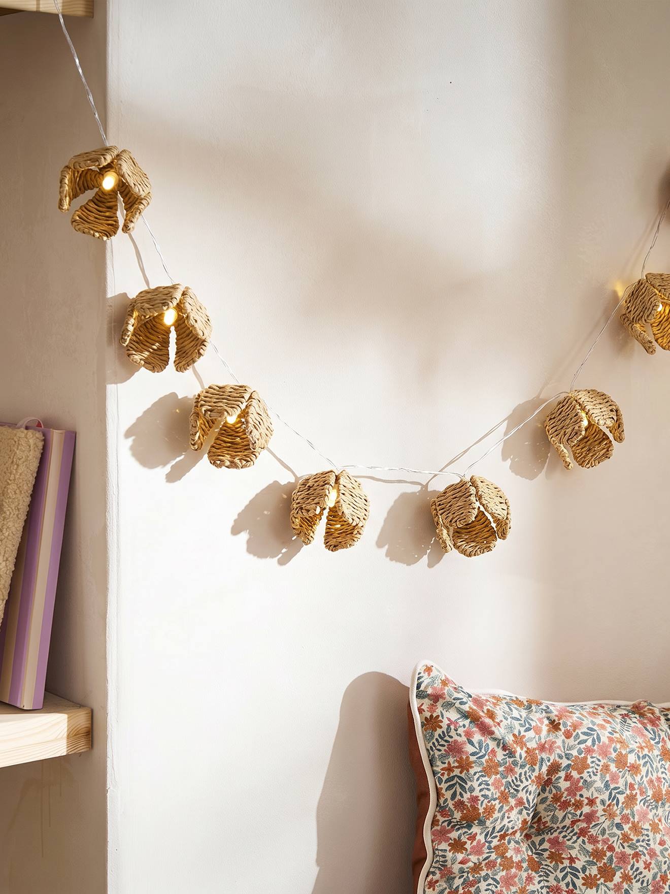 Lichtslinger van gevlochten rotan met bloemen beige