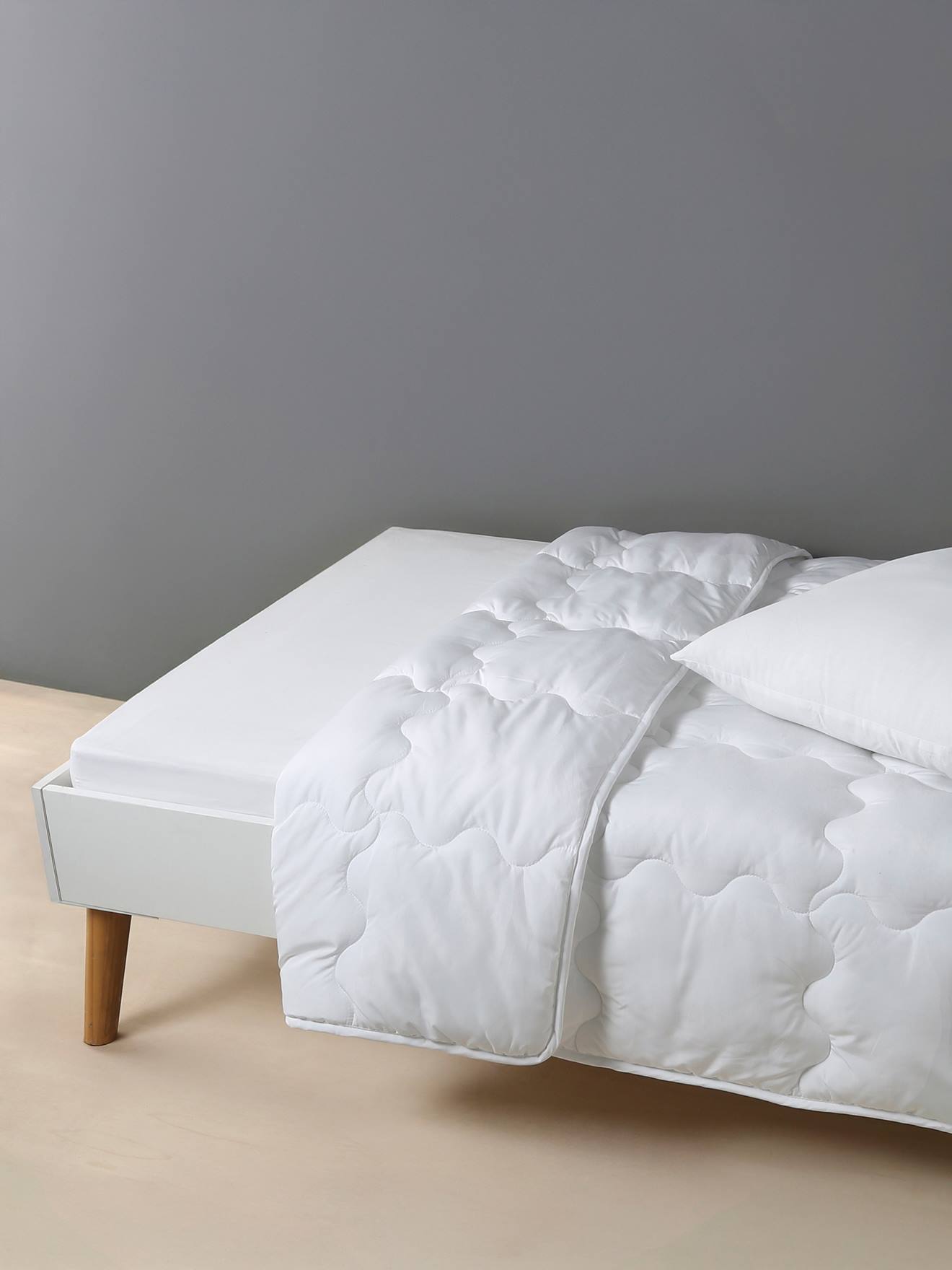 Dekbed van microvezel met een gematigd, volumineus effect wit