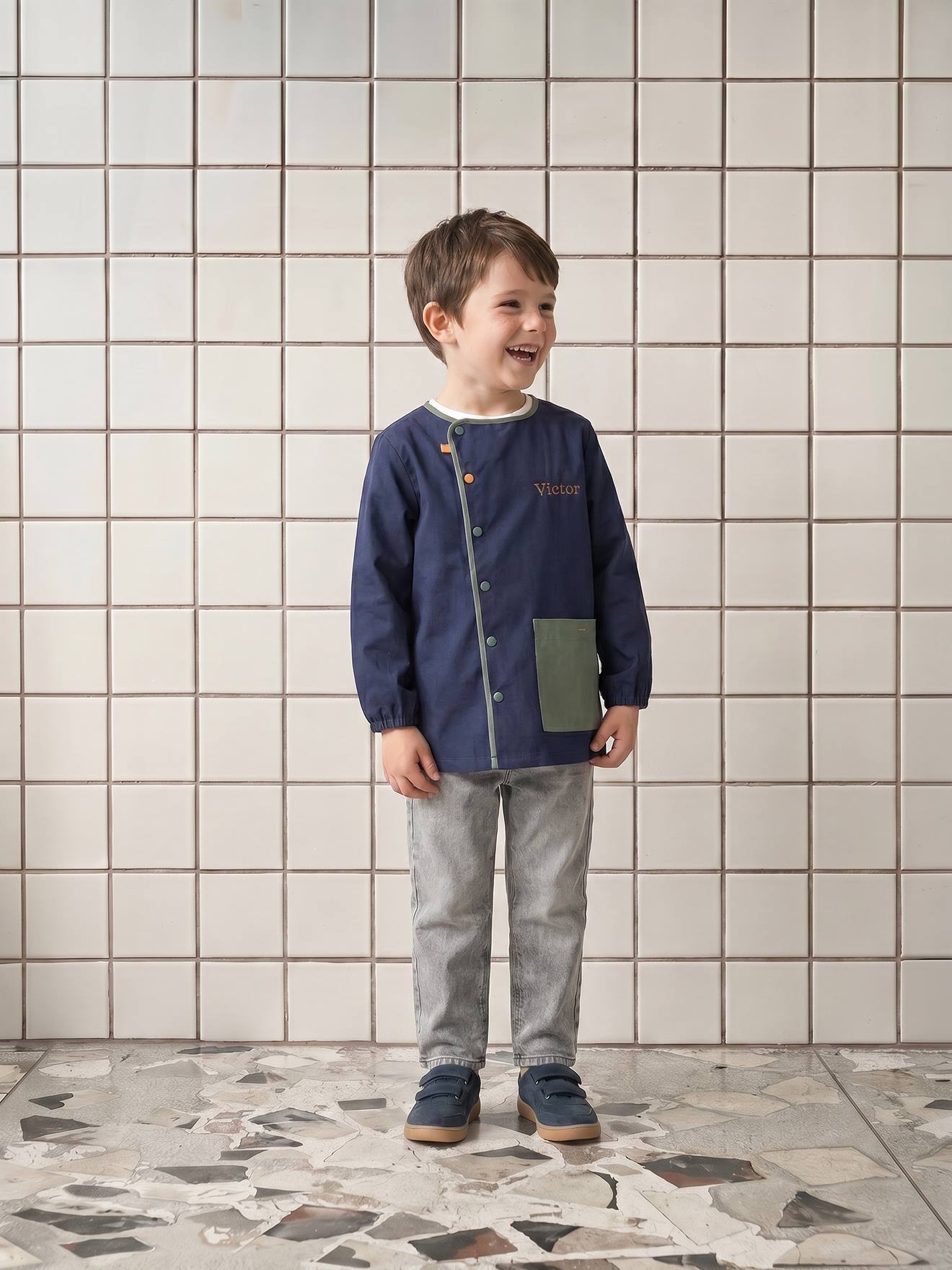Aanpasbaar jongensschort 'cool school' donkerblauw