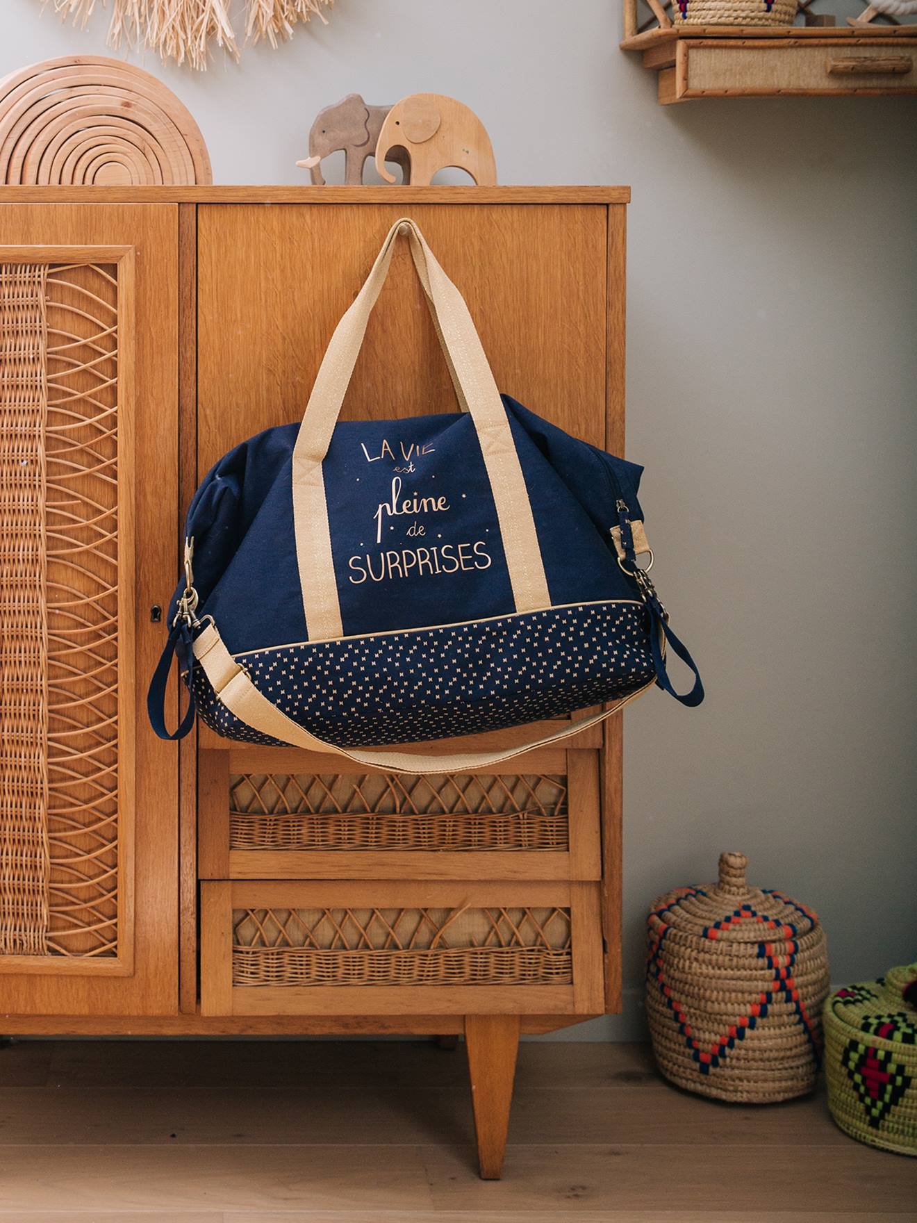 Luiertas voor het weekend La vie est pleine de surprises marine grijs