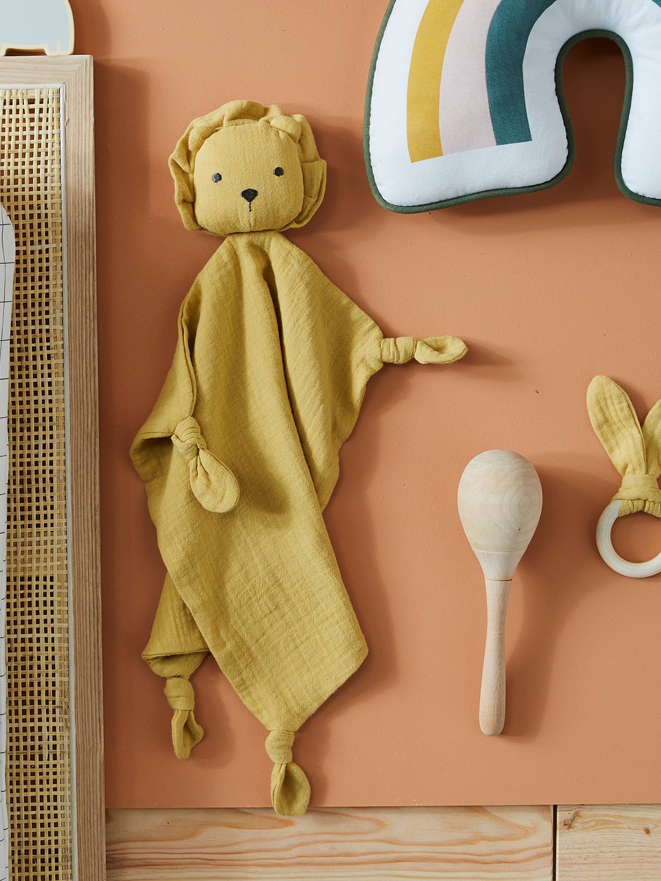 Knuffeldoekje + ronde rammelaar curry