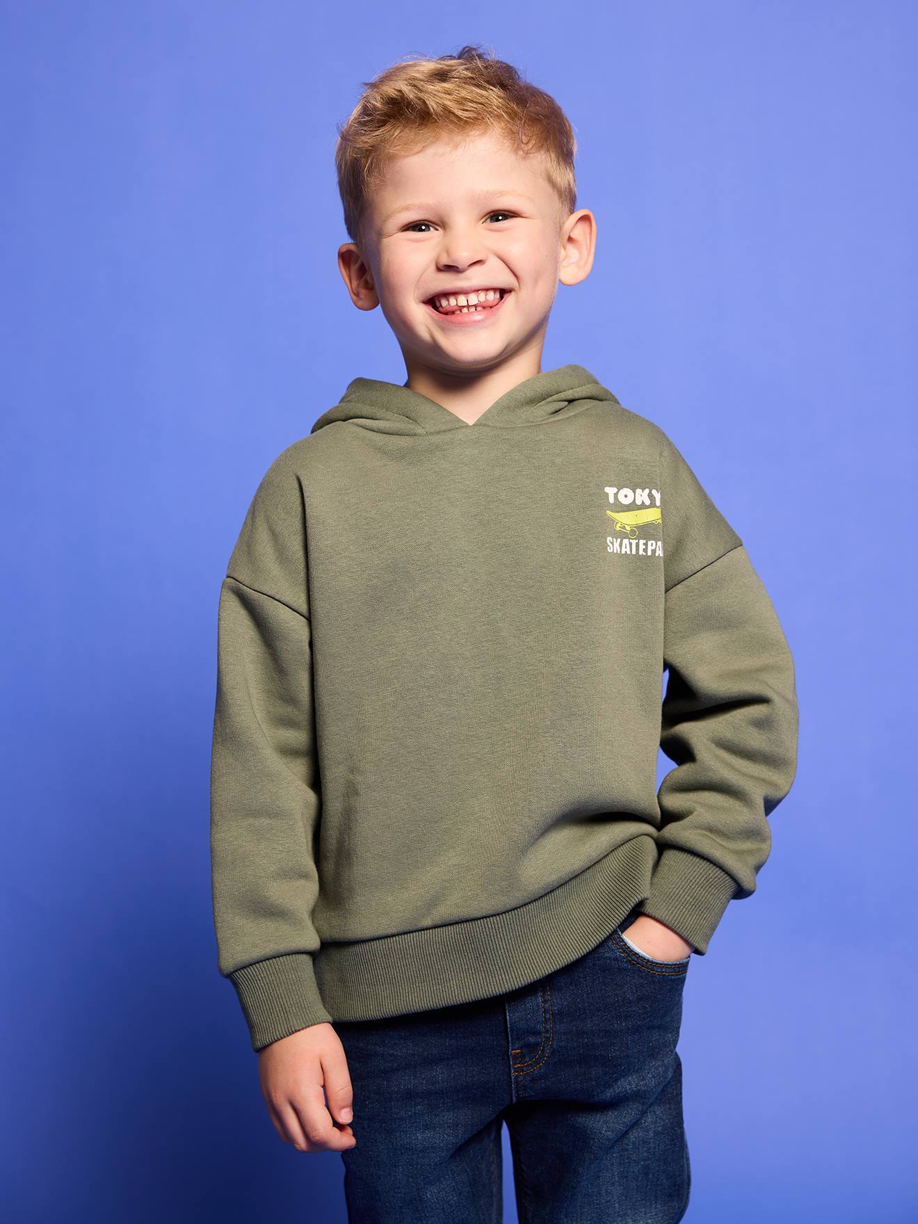 Sweater met capuchon en motief op de borst Basics jongens saliegroen