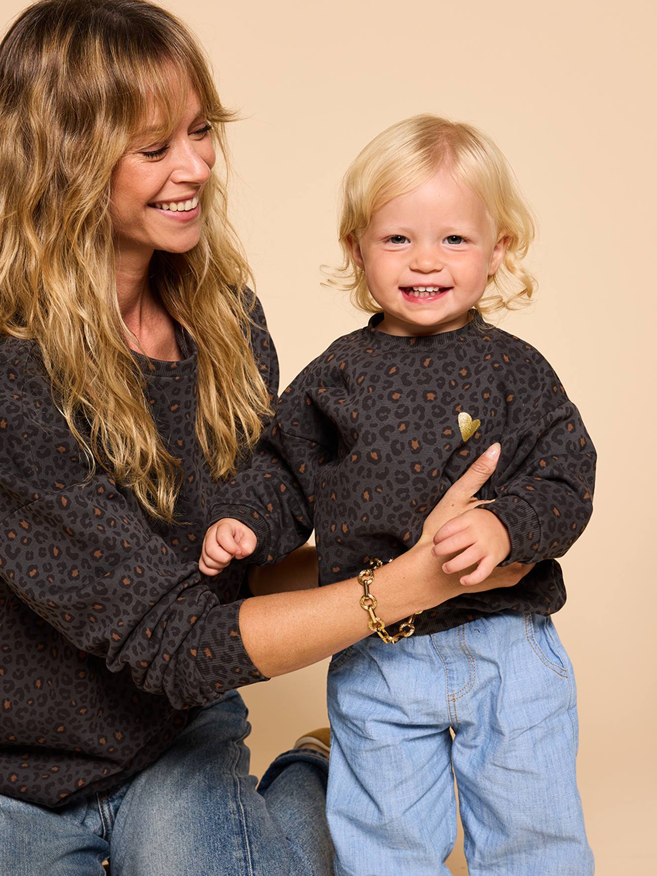 Babytrui met luipaardprint en hartjesmotief, moeder-dochter capsulecollectie ENVIE DE FRAISE donkergrijs