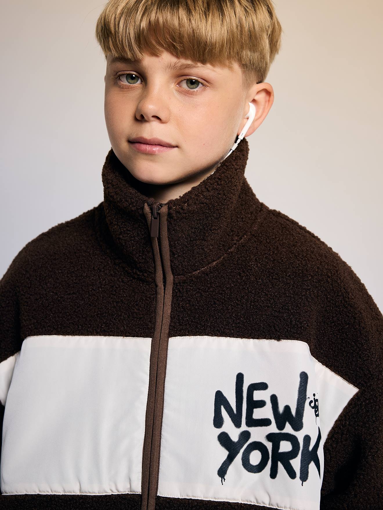 Jongensvest van sherpa met rits hazelnoot