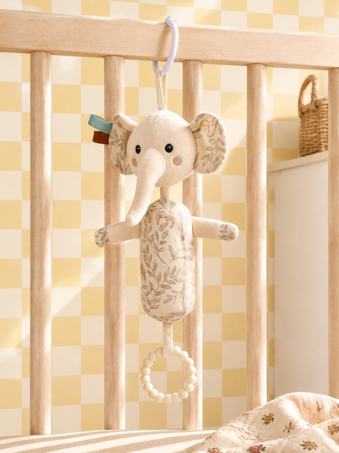 Sensorische rammelaar om op te hangen beige