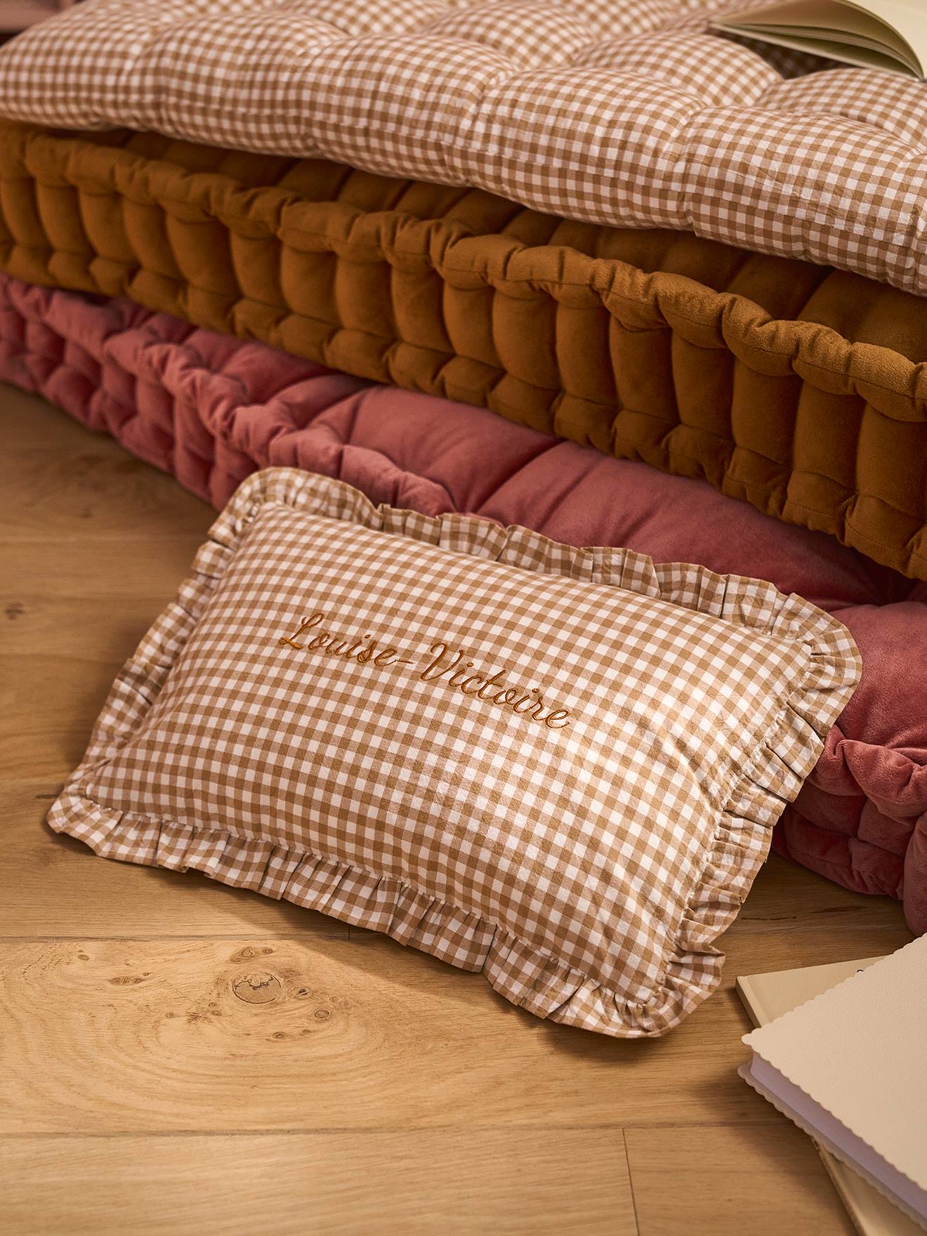 Personaliseerbaar gingham kussen mokka