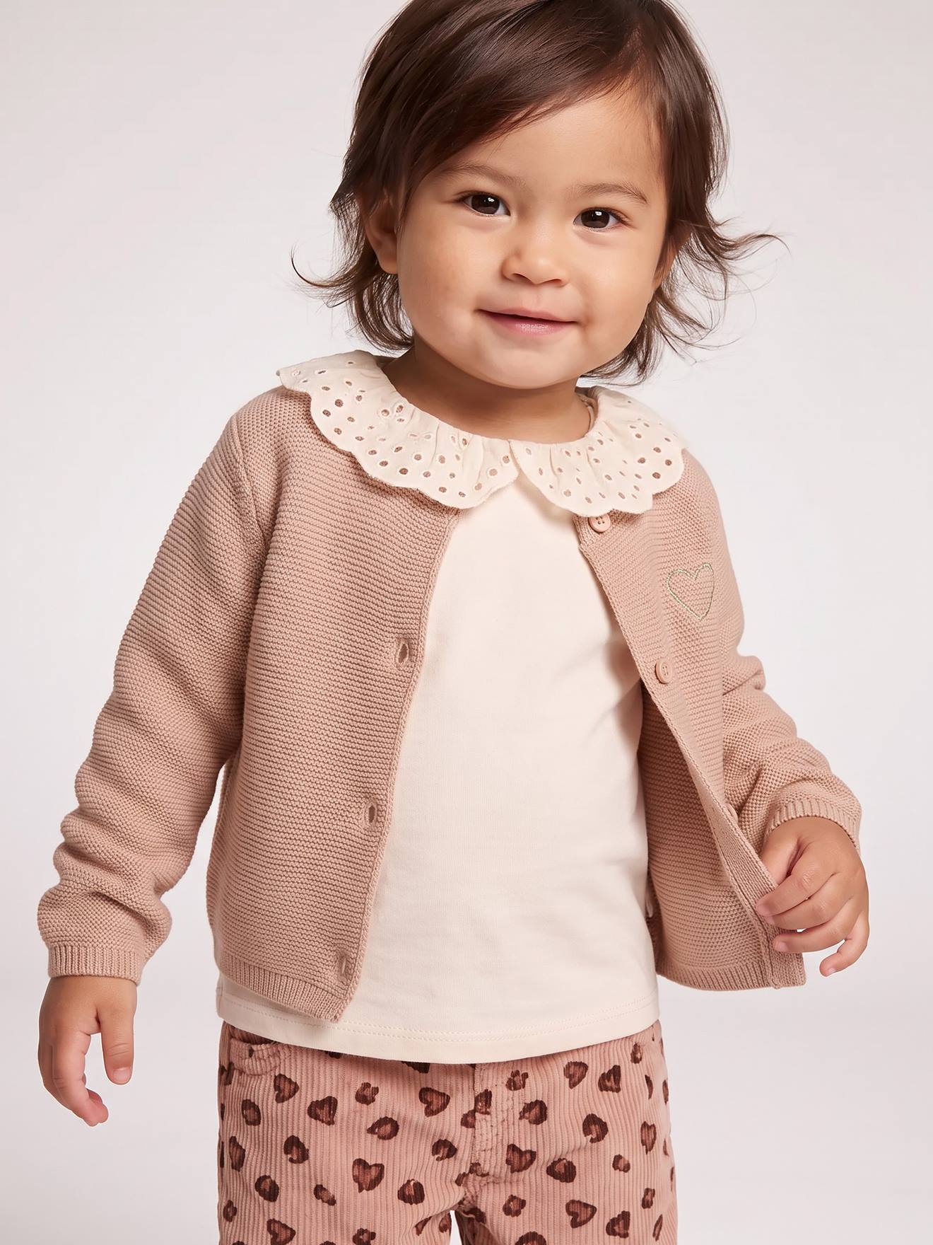 Geborduurd babyvestje met gouden hartjes beige
