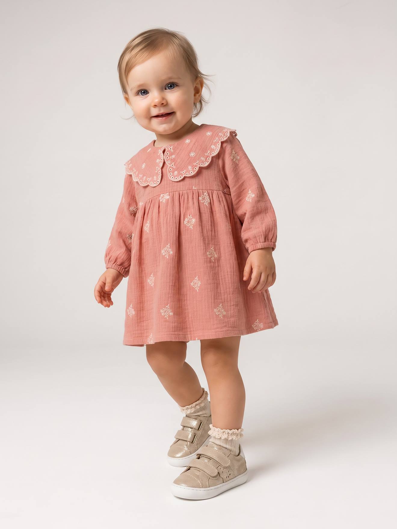 Babyjurk met geborduurde kraag abrikoos