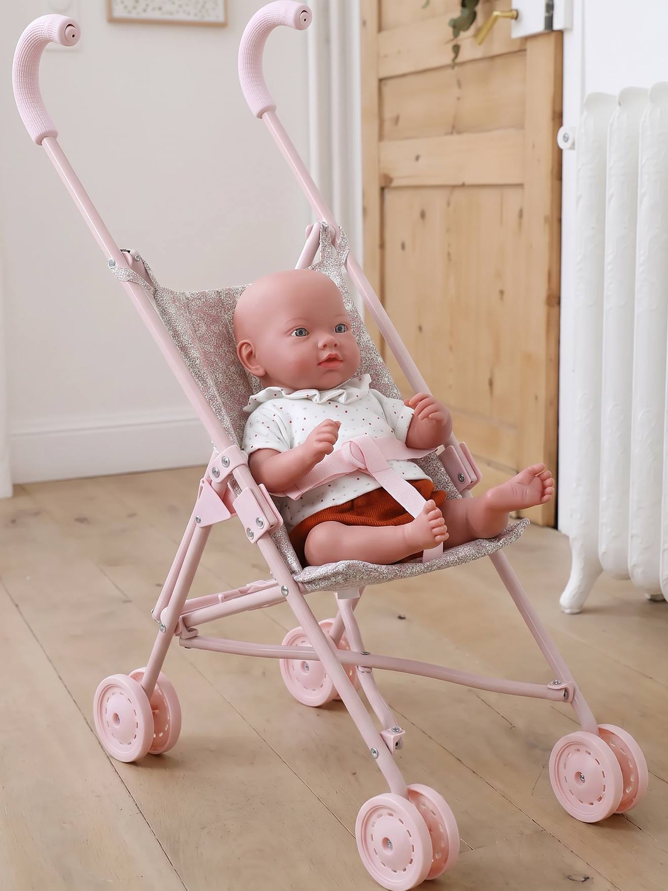 Grote rieten wandelwagen voor poppen rozen