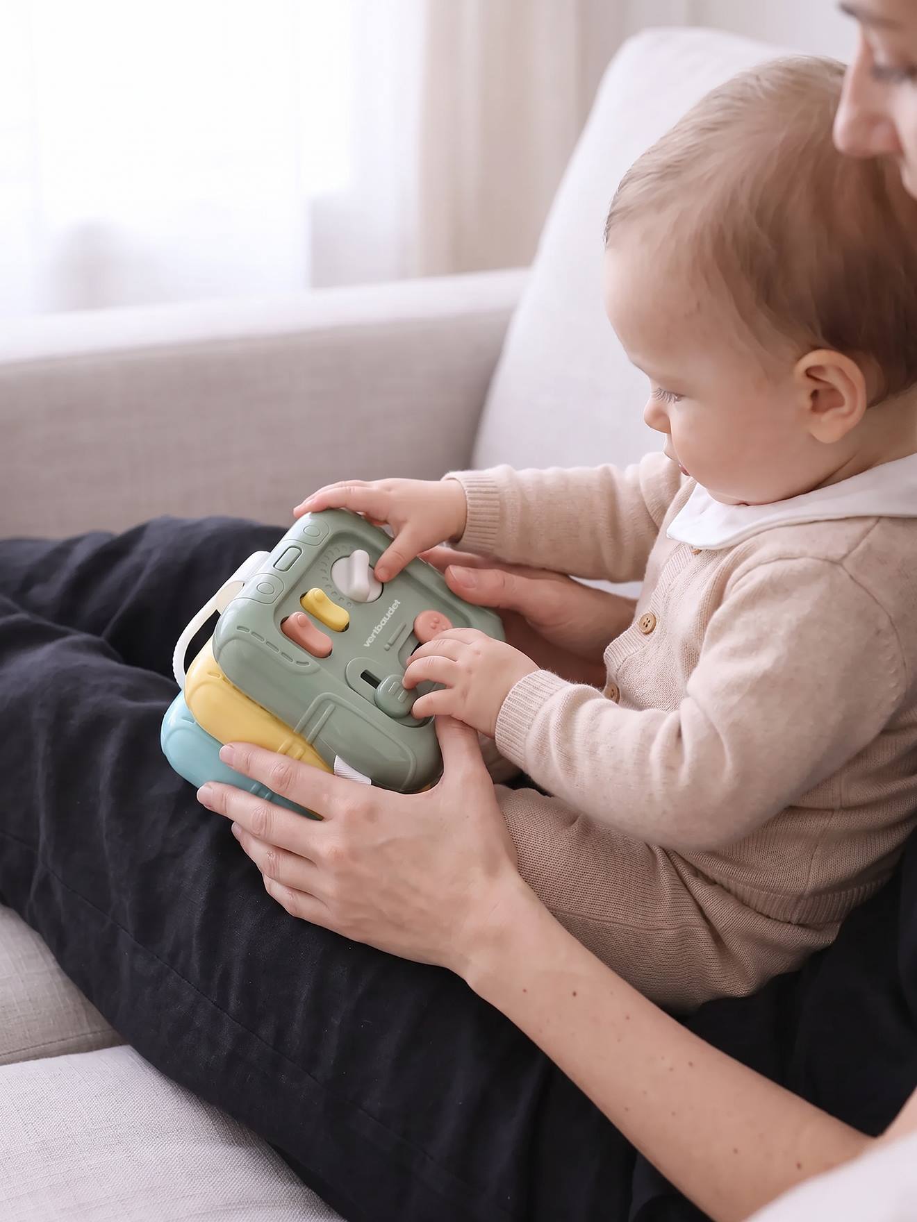 Sensorische baby kubus met modulaire activiteiten meerkleurig