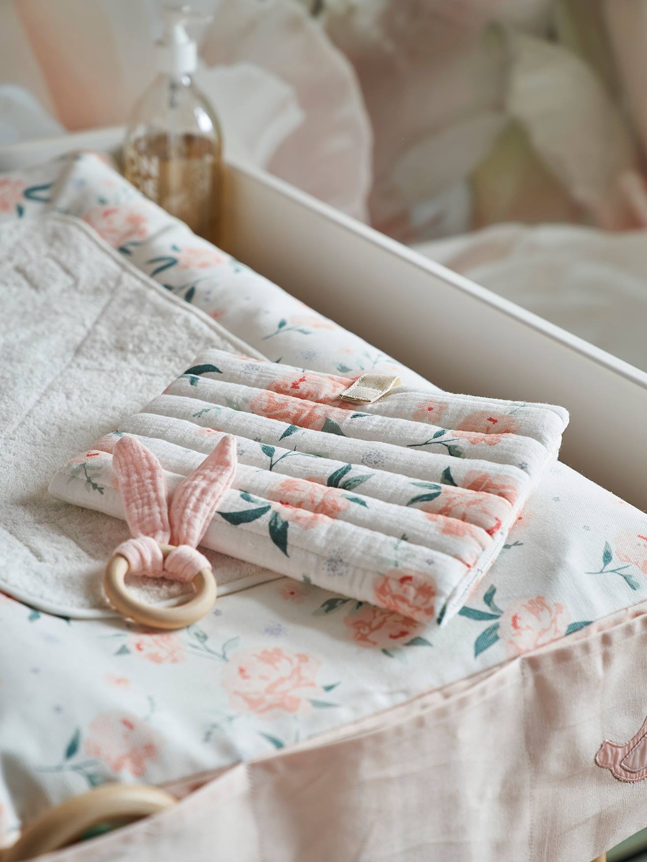 Beschermhoes voor groeiboekje EAU DE ROSE ecru / roze
