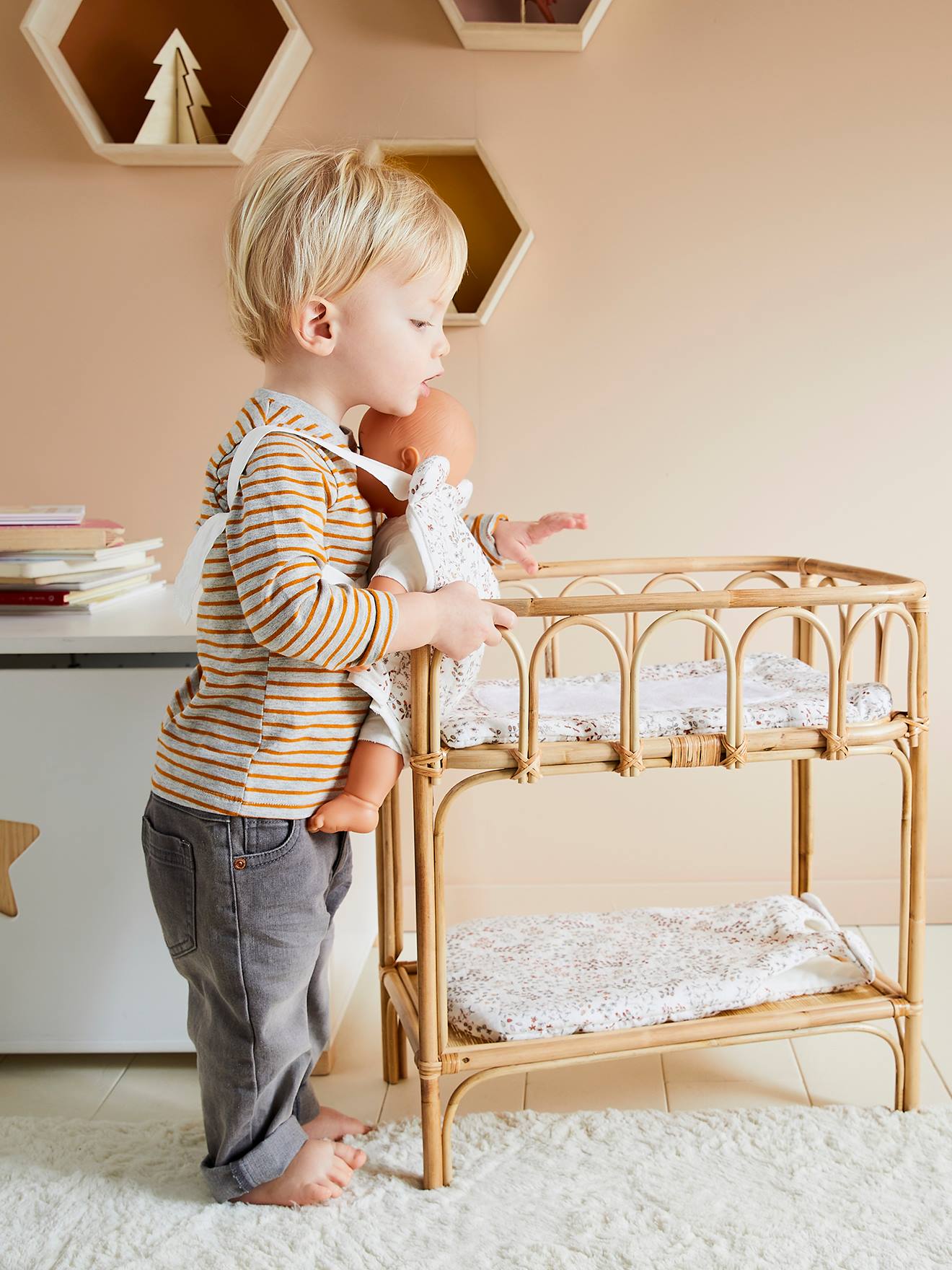 Rotan verschoontafel voor poppen beige