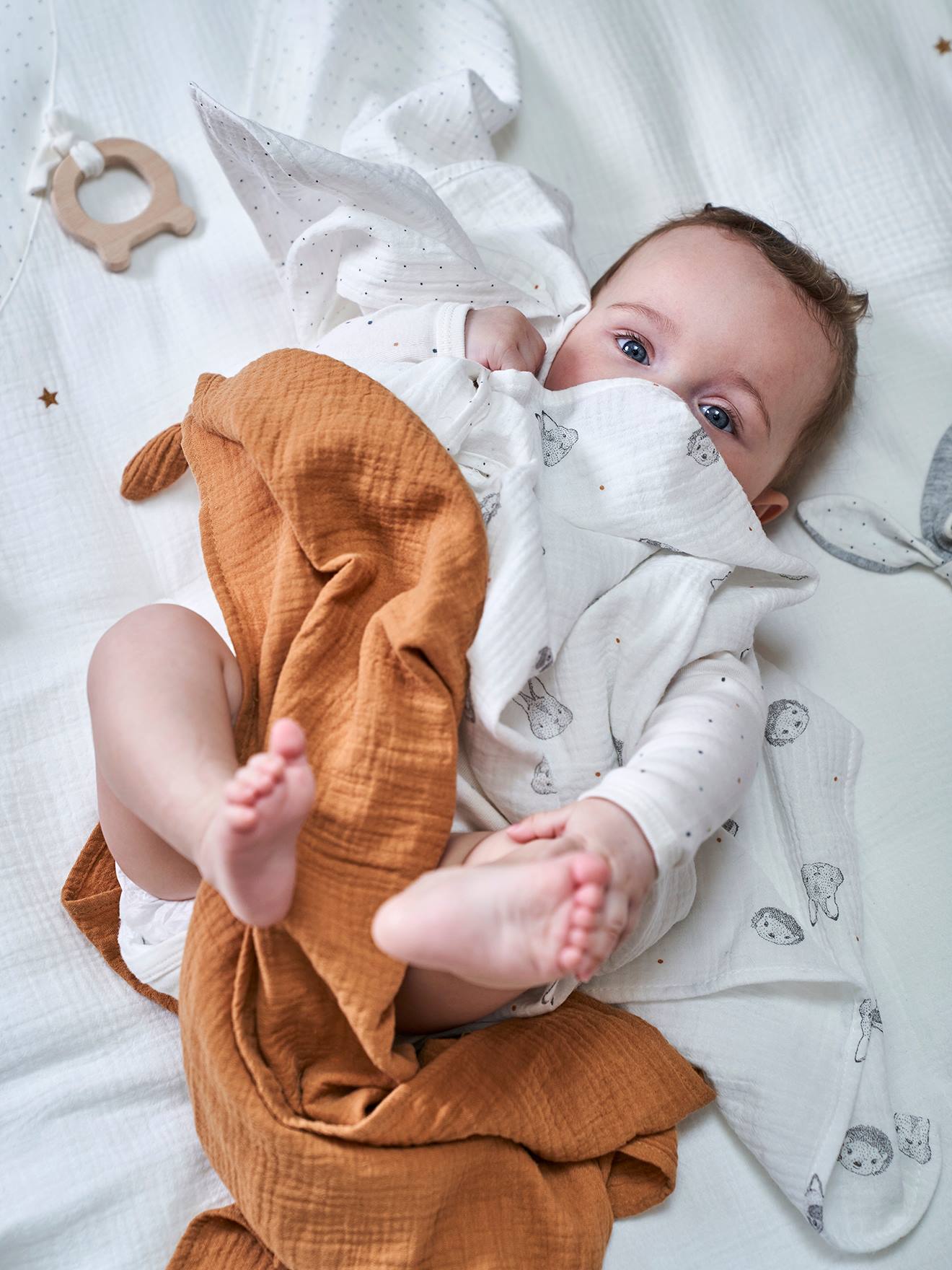 Set van 3 luiers MINI COMPAGNIE van biologisch* katoen 2 bedrukt ecru + 1 effen karam afbeelding 1