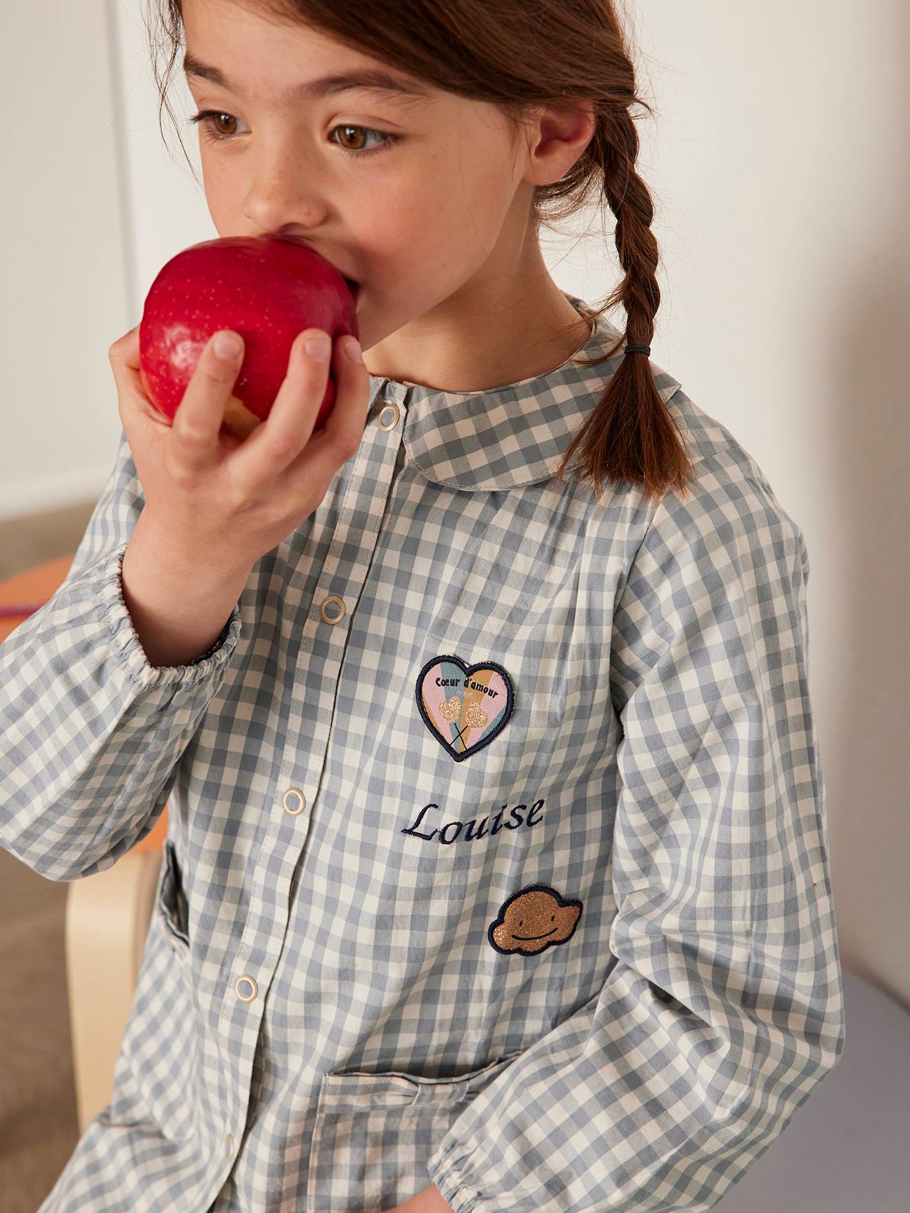 Personaliseerbare geruite schort met iriserende badges voor meisjes vichyblauw