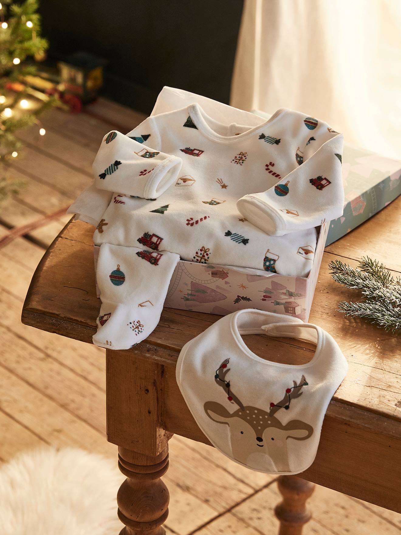 Kerstcadeauset voor baby met fluwelen pyjamapakje + gemixed slabbetje ivoor met print