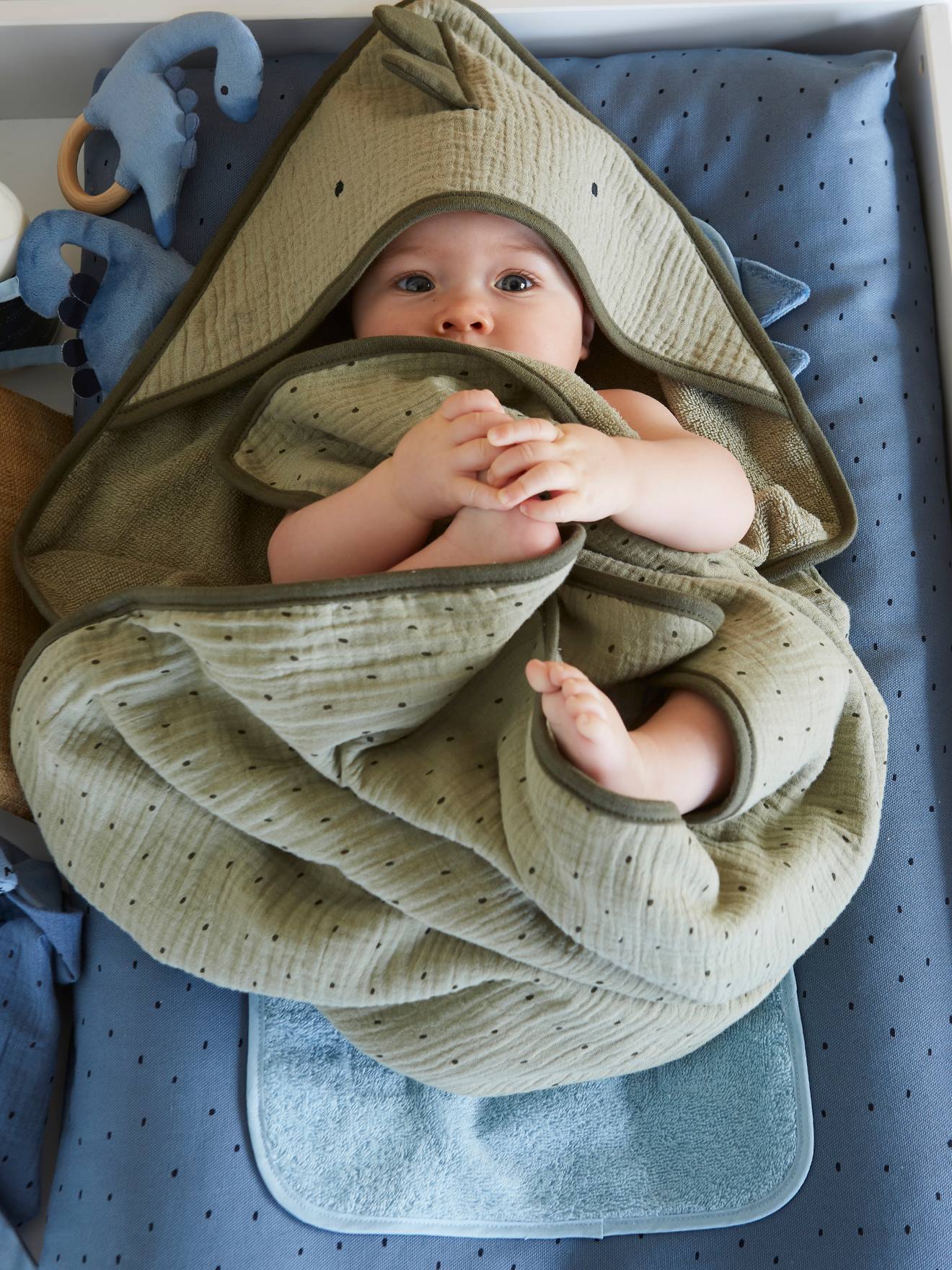Baby-badcape in katoengaas + washandje KLEINE DINO groen