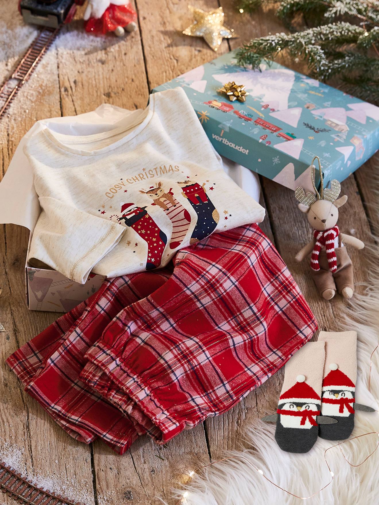 Kerstset met pyjama + sokken meisje Cosy Christmas gechineerd ivoor