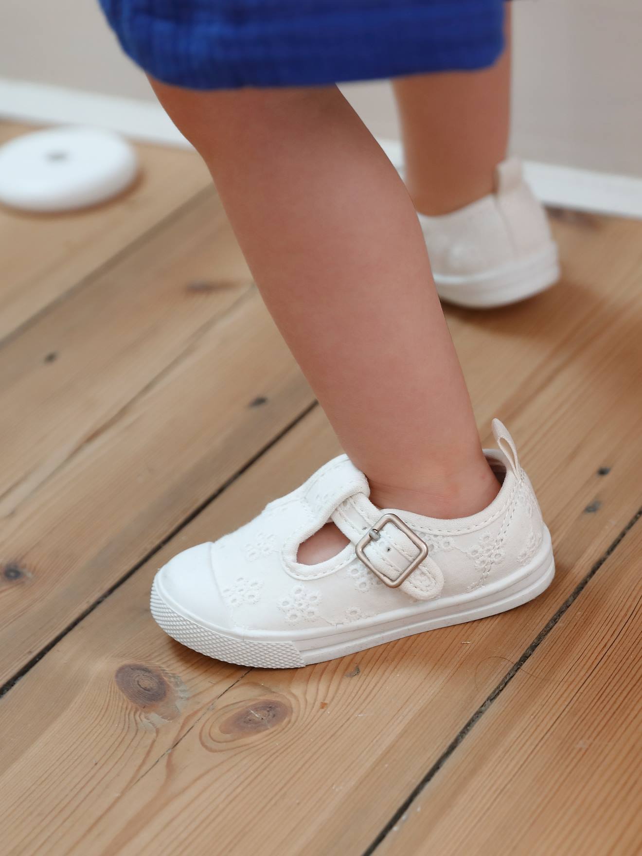 Stoffen schoentjes voor babymeisjes wit engels borduurwerk