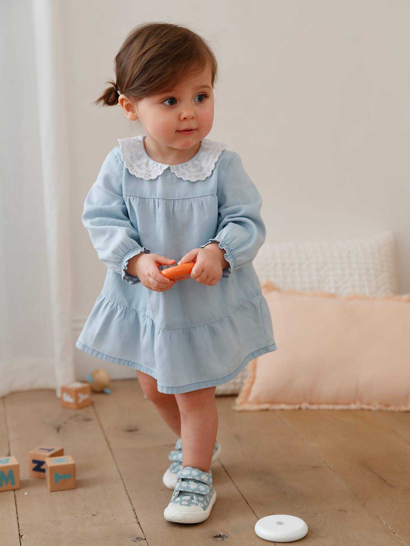 Denim babyjurk met kraag van Engels borduursel gebleekt denim