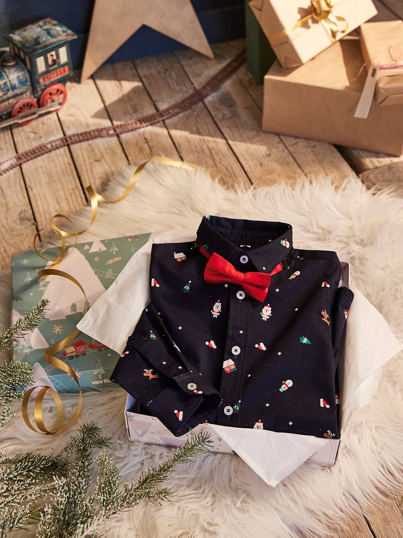 Set voor de kerst met beprint jongensoverhemd en vlinderstrik donkerblauw met print