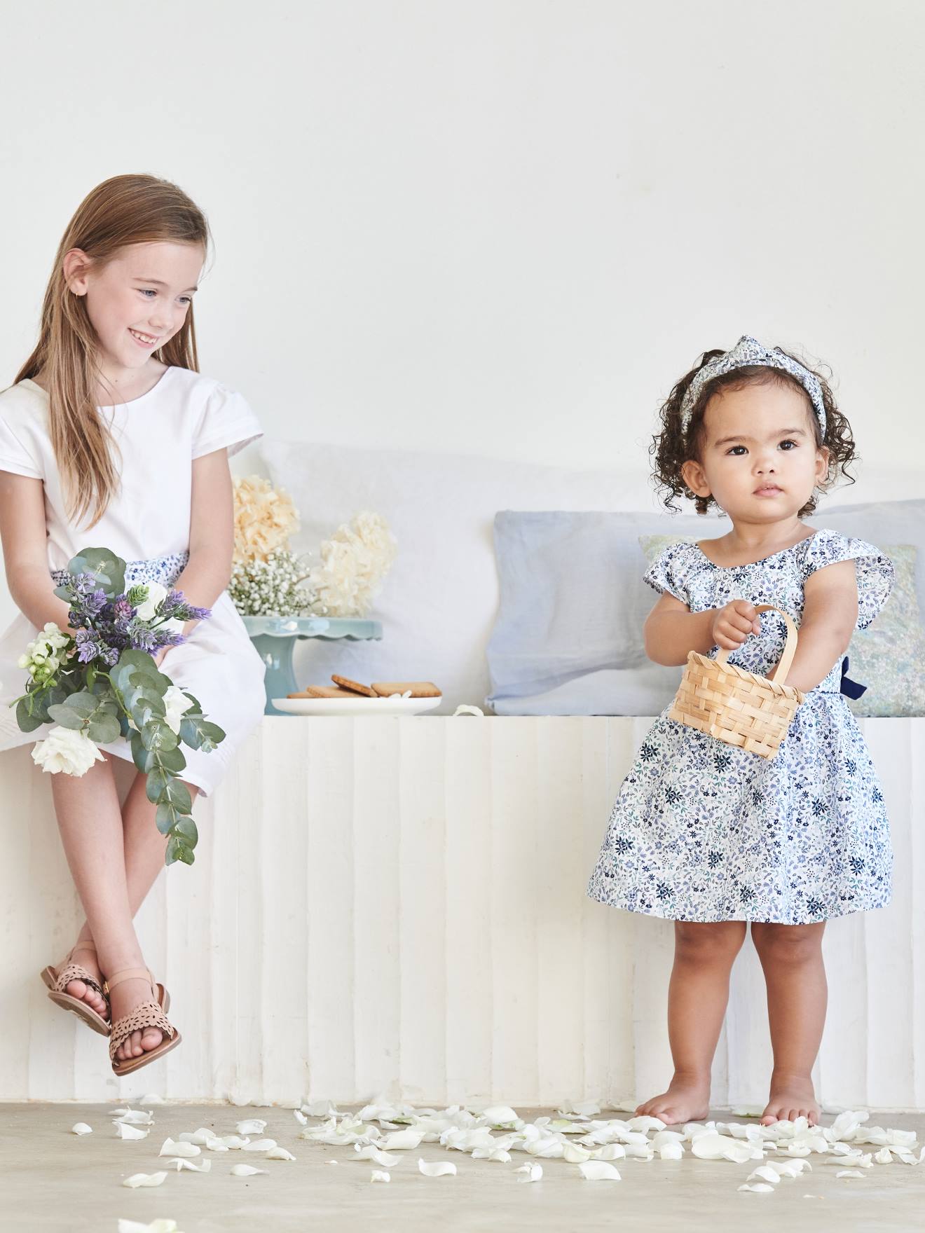 Feestelijke babyjurk met bloemen wit met print