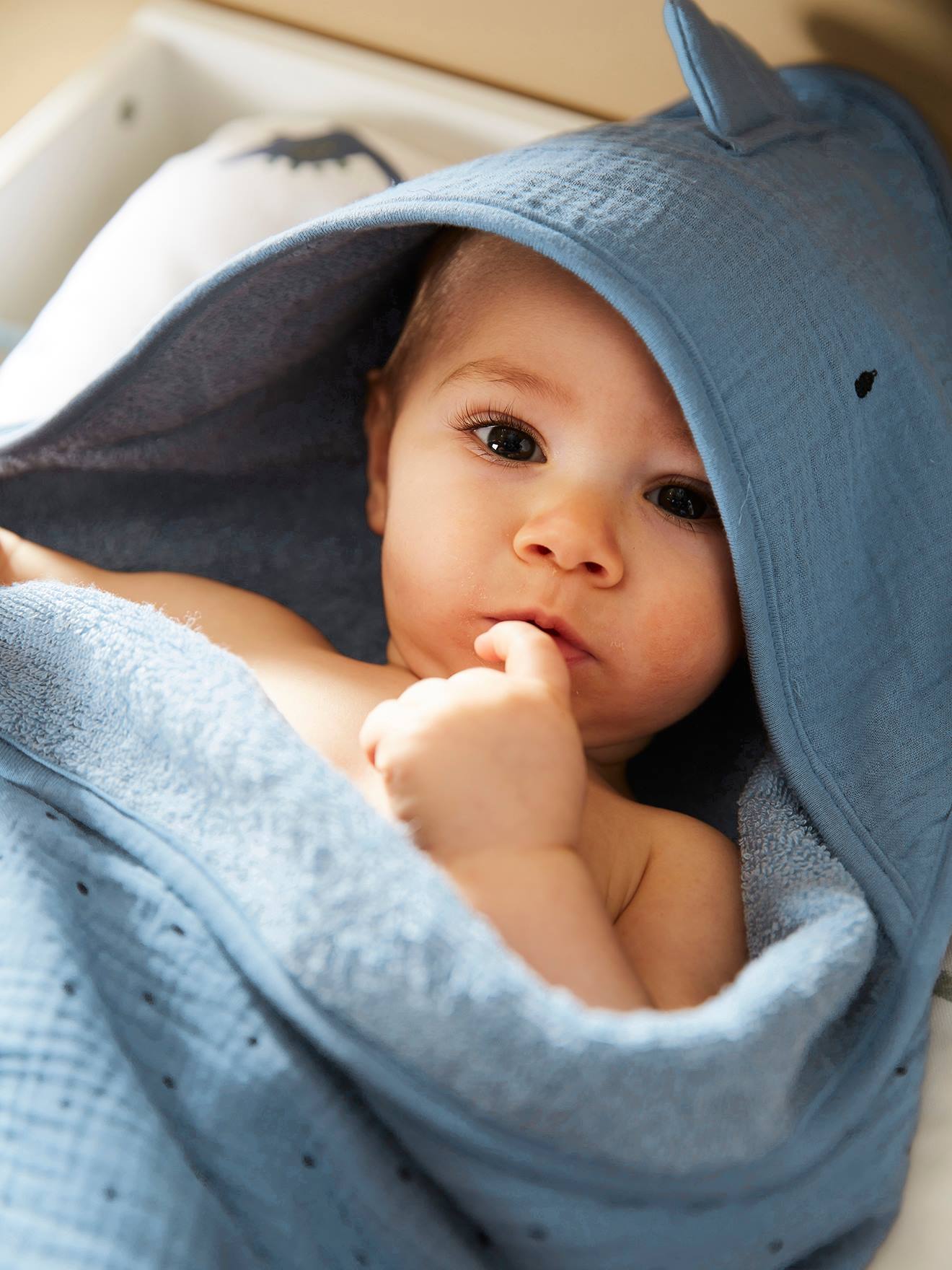 Baby-badcape in katoengaas + washandje KLEINE DINO blauw