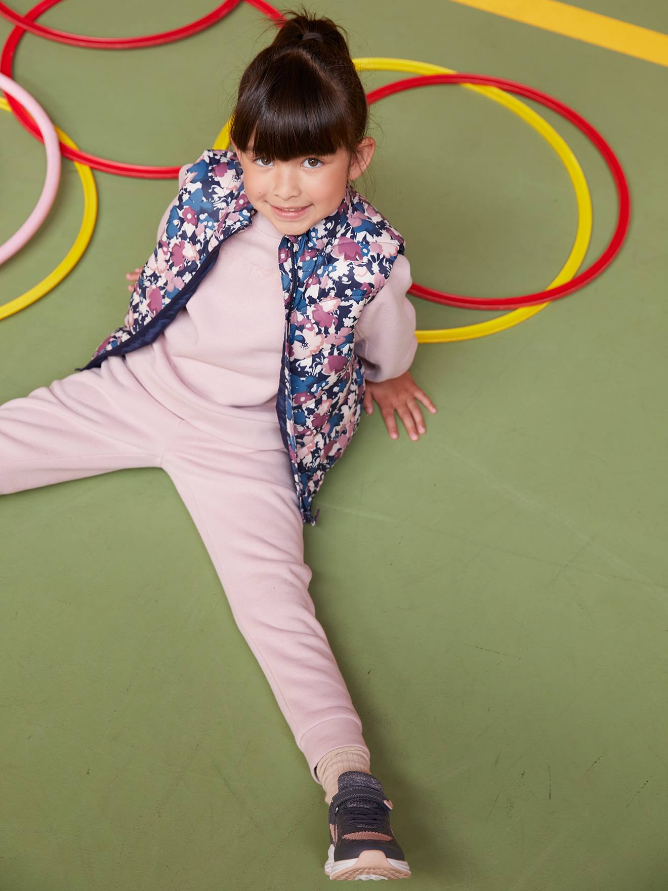Sportief donsjack zonder mouwen met oprolbare capuchon voor meisjes rozebeige met print