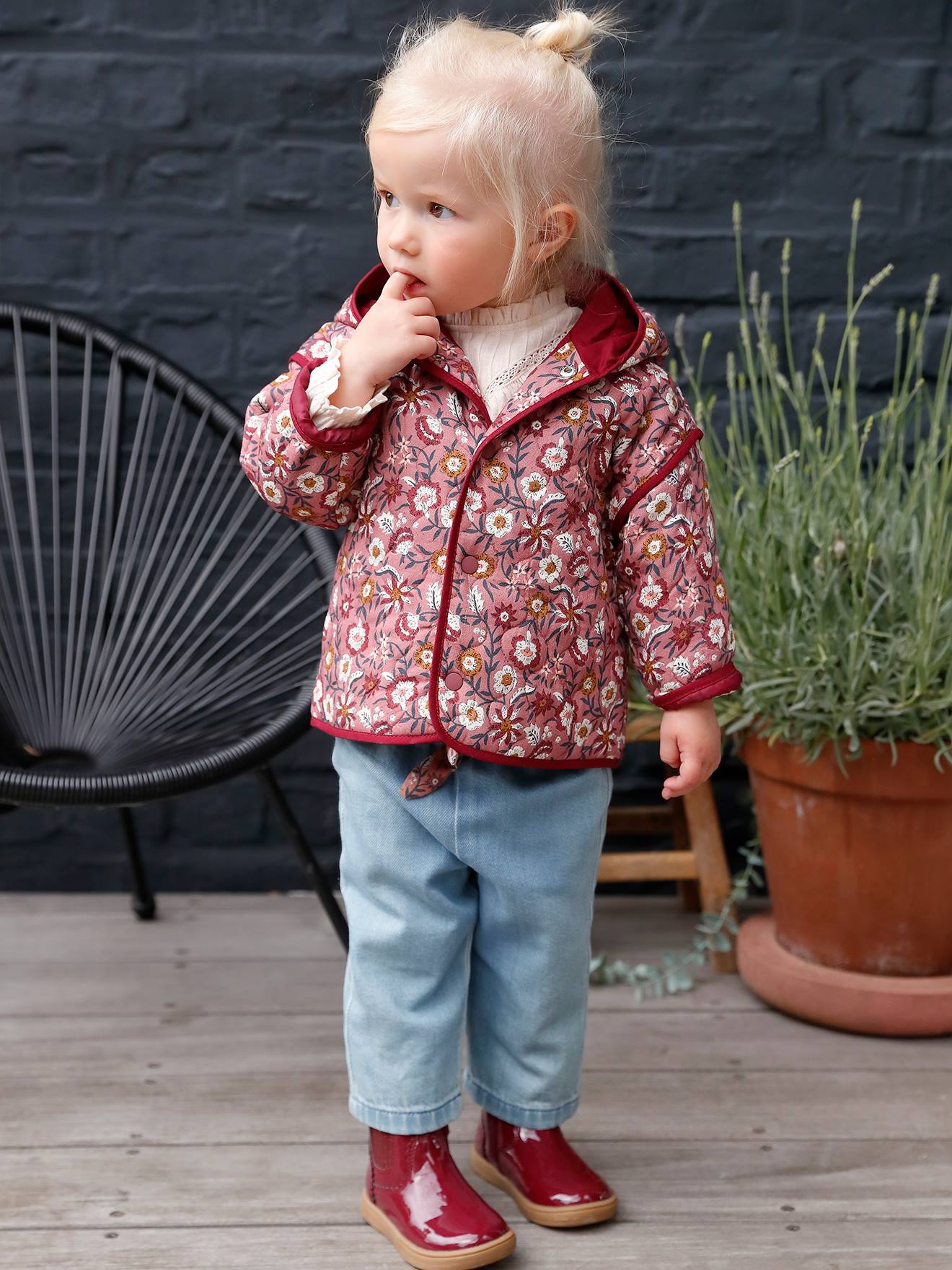 Gewatteerd babyjack met capuchon bordeaux met print