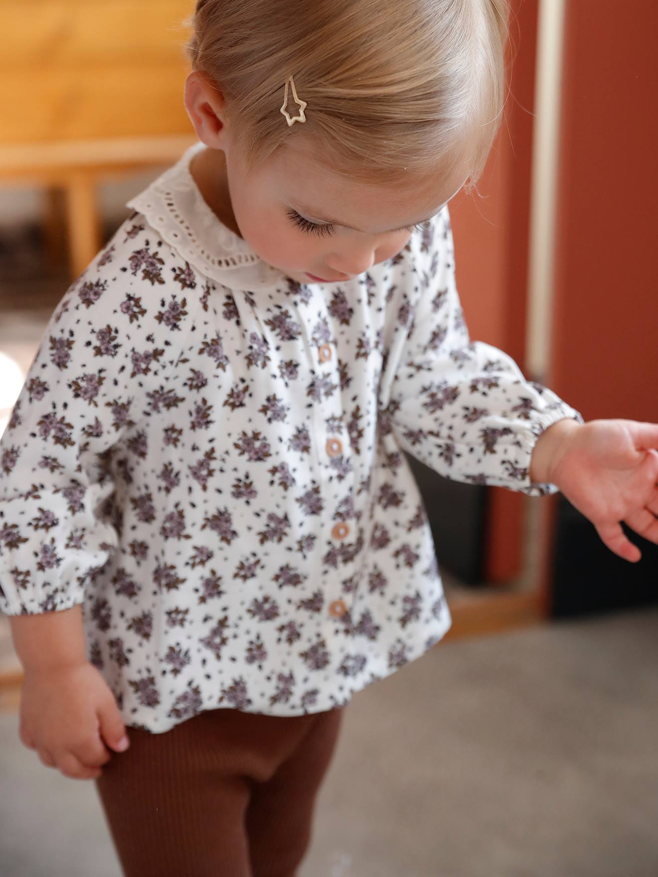 Gebloemde babyblouse met Engels borduursel beige met print