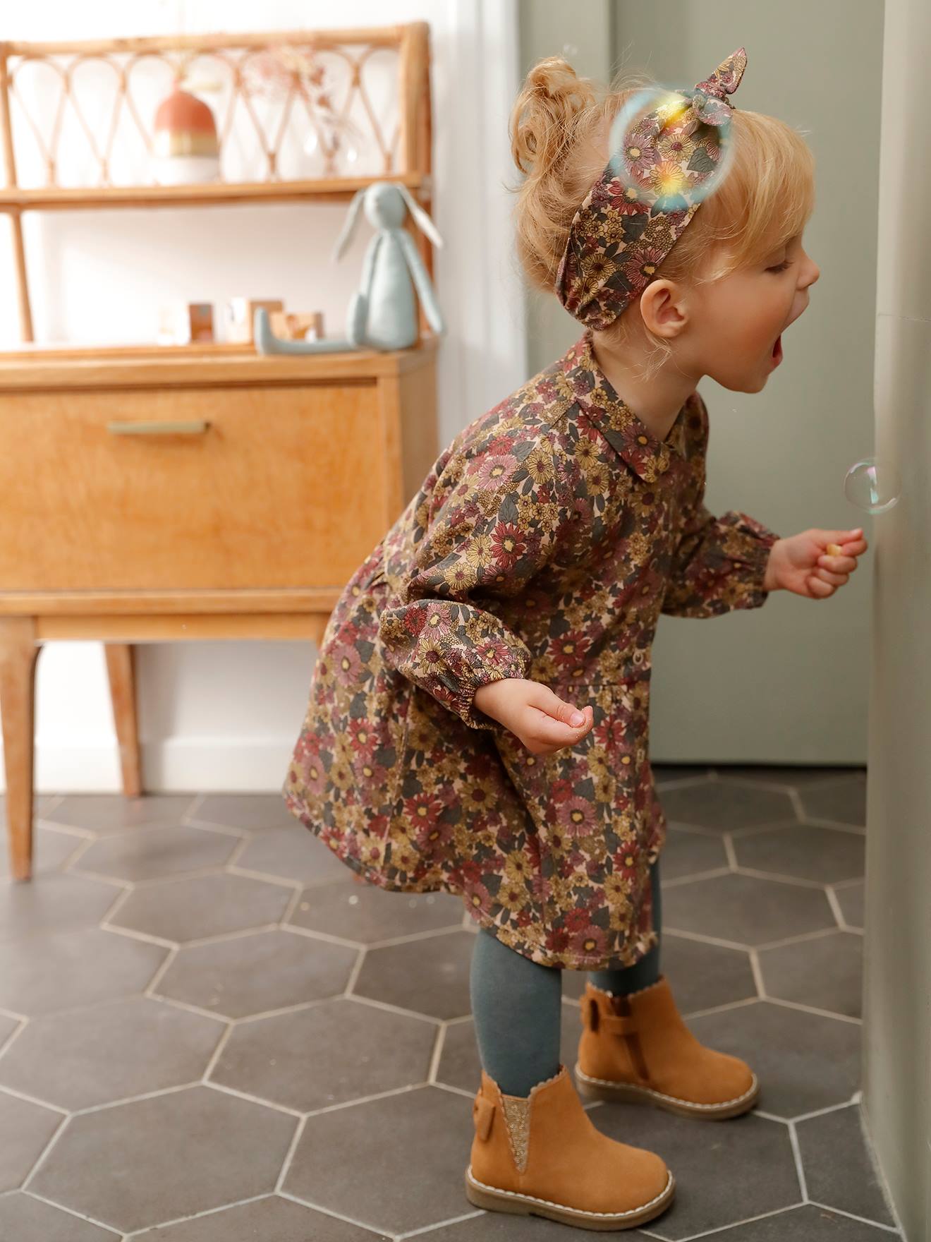 Babyjurk met bloemen en bijpassende haarband grijs met print